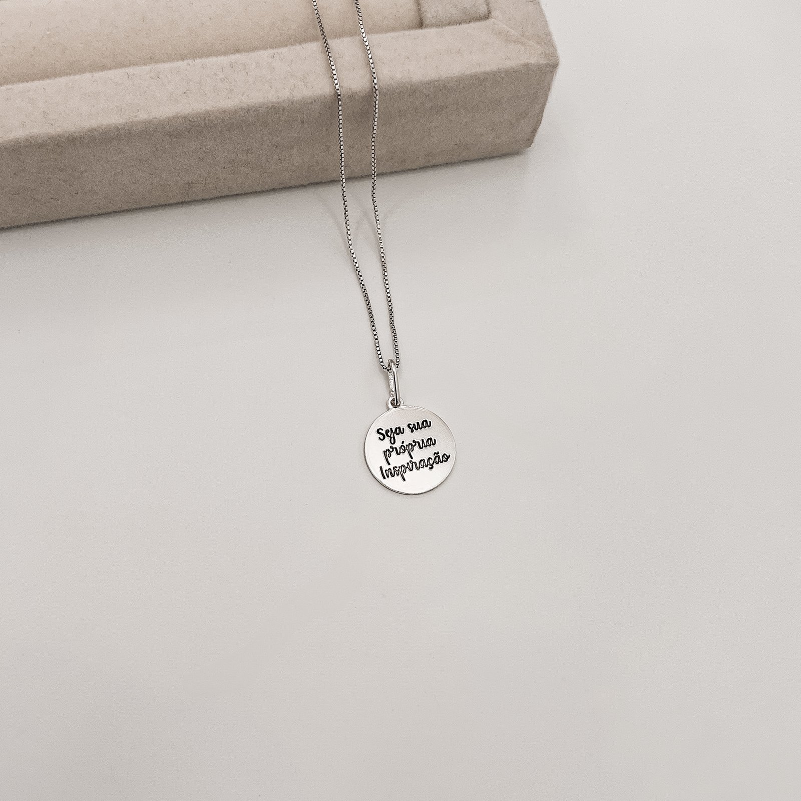 Colar pingente medalha Seja sua própria inspiração 15mm envelhecido 45cm