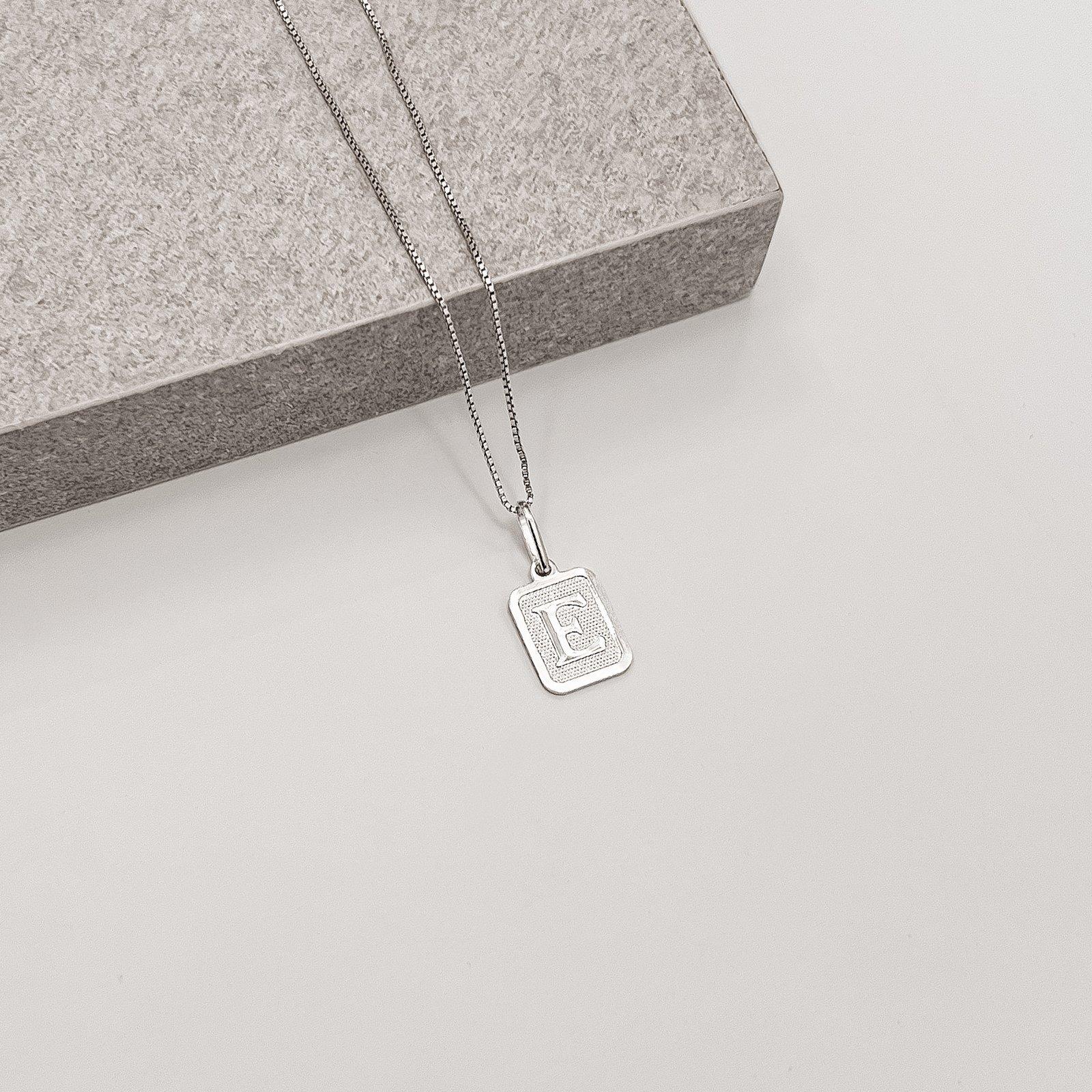 Colar pingente placa letra E 12mm 45cm