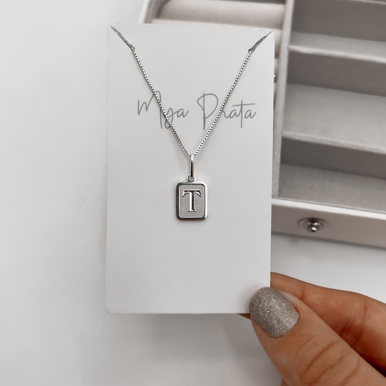 Colar pingente placa letra T 12mm 45cm
