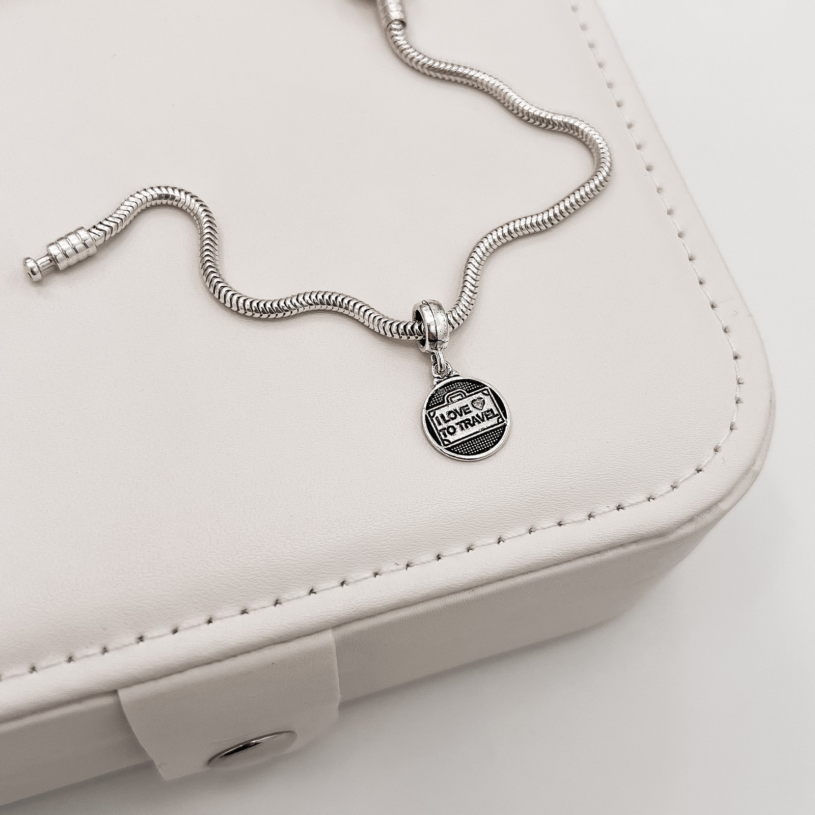 Berloque pingente medalha I love to travel 11mm envelhecido