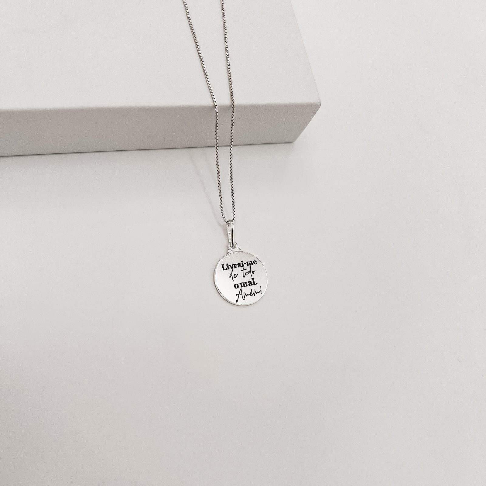 Colar pingente medalha livrai-me de todo o mal Amém 15mm resina 45cm
