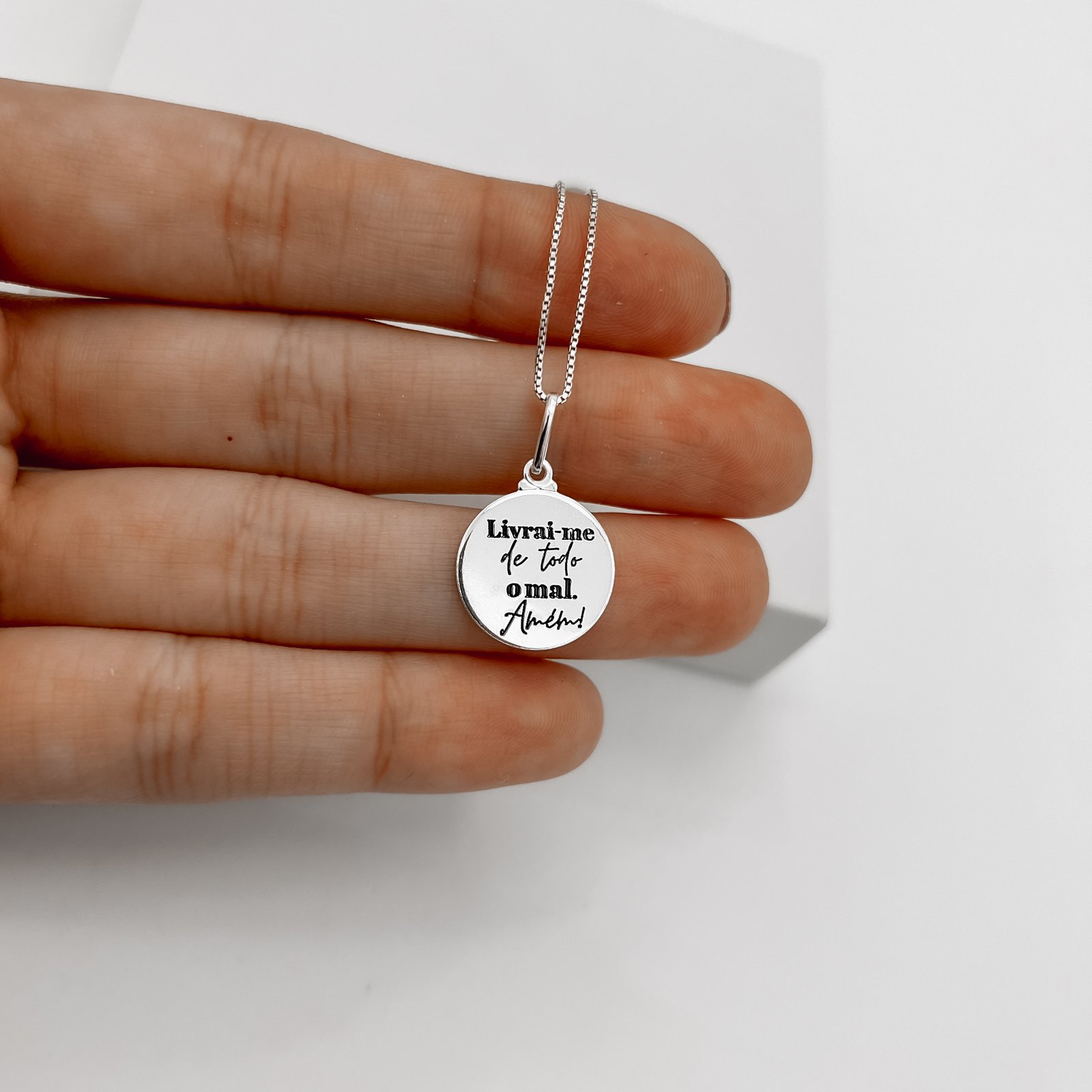 Colar pingente medalha livrai-me de todo o mal Amém 15mm resina 45cm