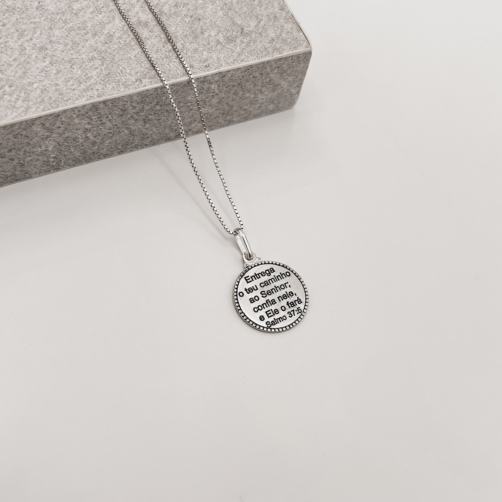 Colar pingente medalha Salmo 37:5 envelhecido 15mm 45cm