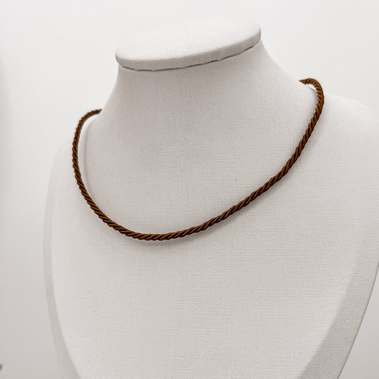 Choker cordão trançado marrom 2mm 40+5cm