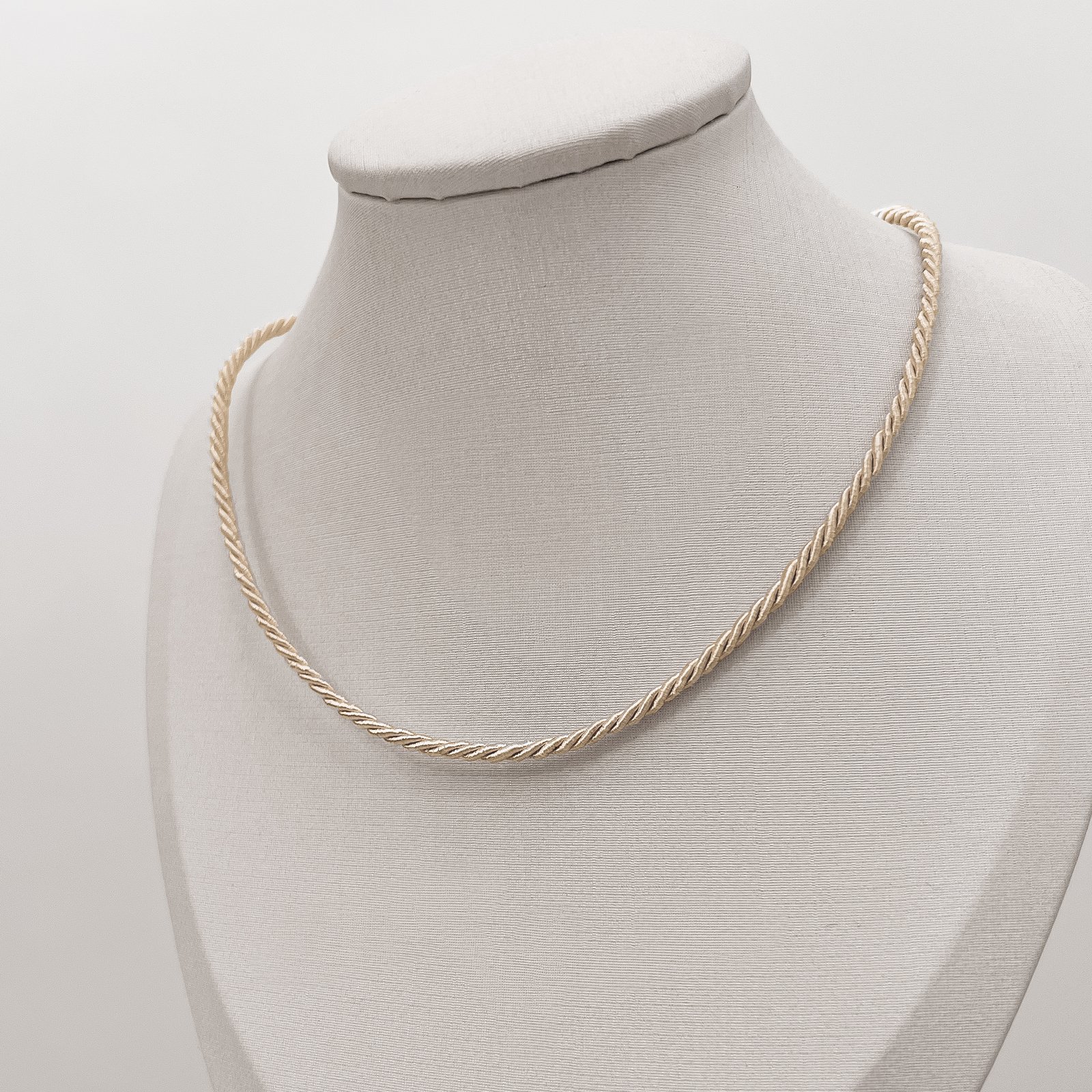 Choker cordão trançado marfim 2mm 40+5cm