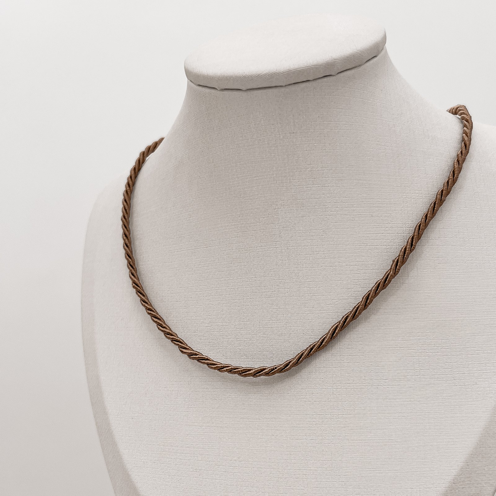Choker cordão trançado bege 2mm 40+5cm