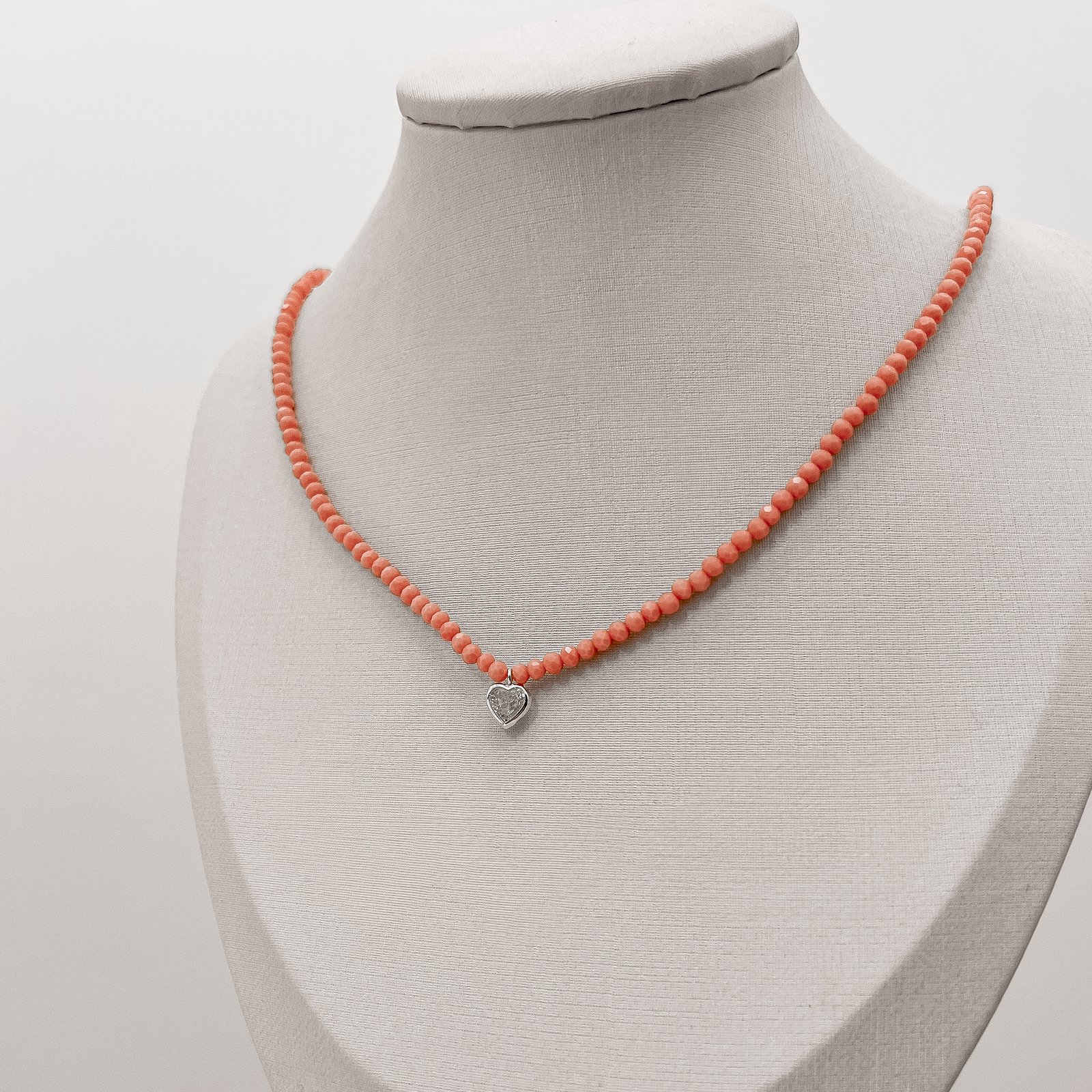 Choker cristal salmão fosco claro 3mm pingente zircônia coração cristal 6mm 40+5cm