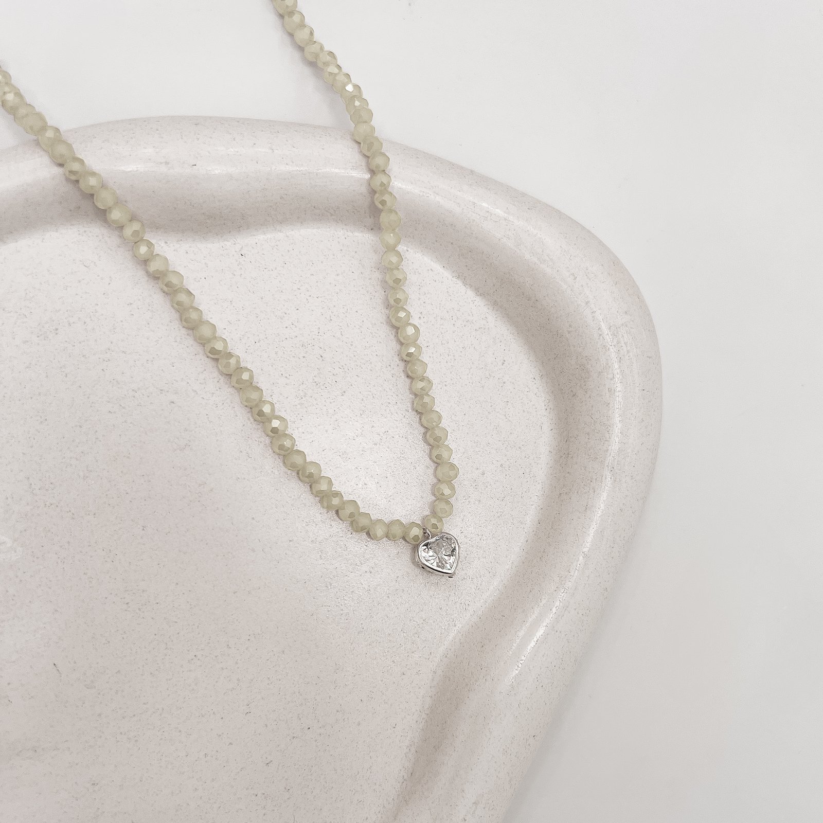 Choker cristal bege irisado 4mm pingente zircônia coração cristal 8mm 40+5cm