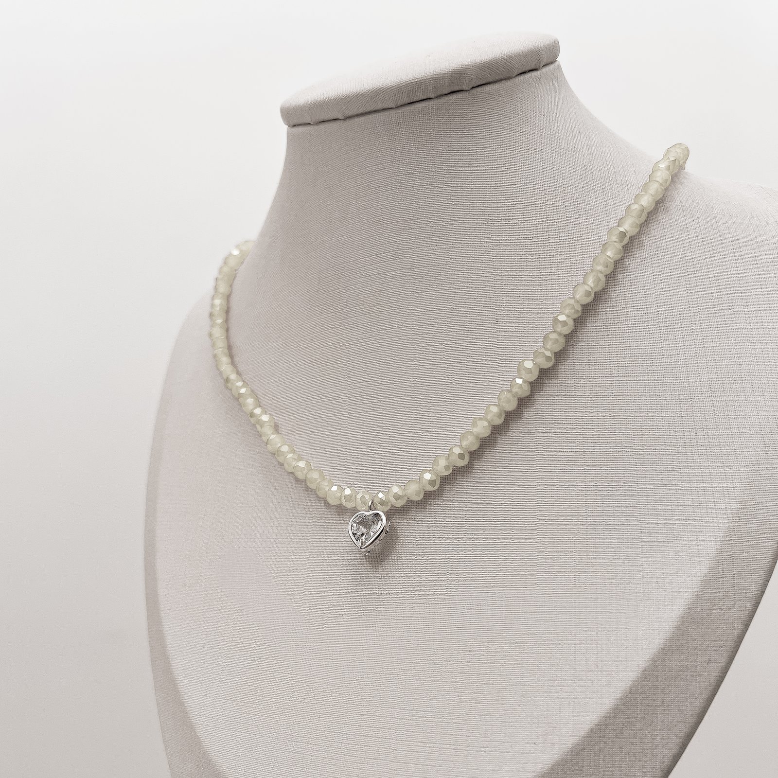Choker cristal bege irisado 4mm pingente zircônia coração cristal 8mm 40+5cm