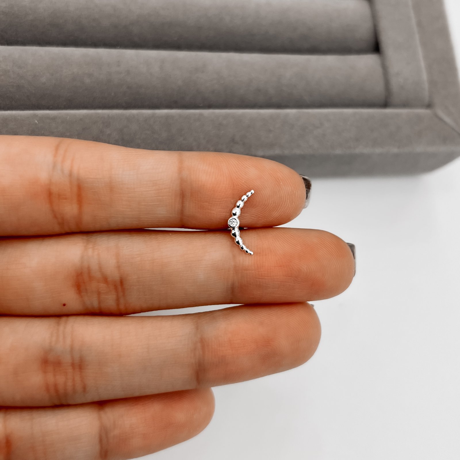 Piercing haste cluster bolinhas detalhe zircônia 12mm