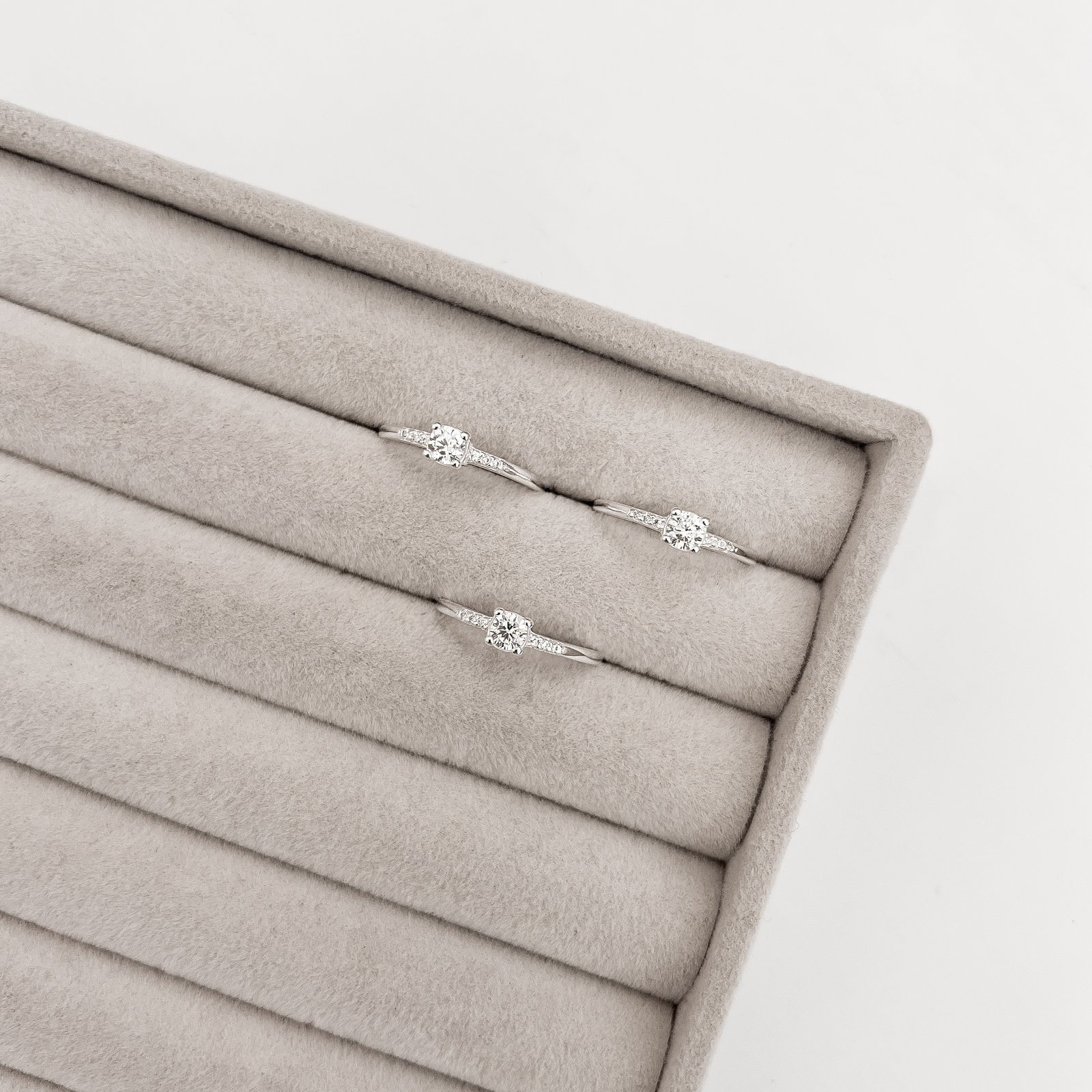 Anel solitário 4mm caixa alta com cravejado