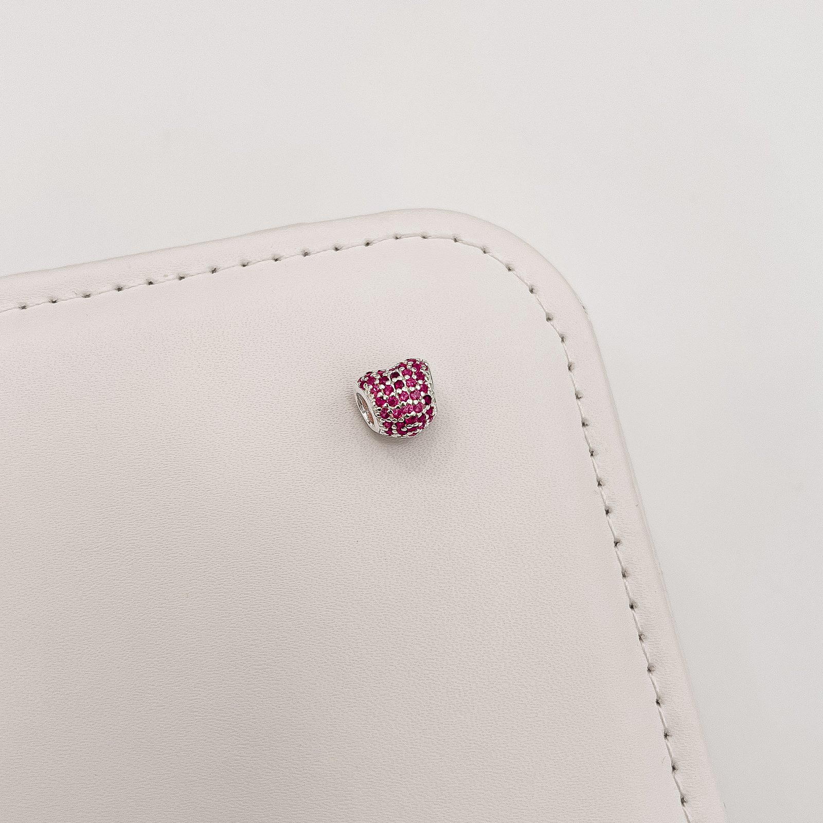 Berloque separador coração cravejado rosa 10mm