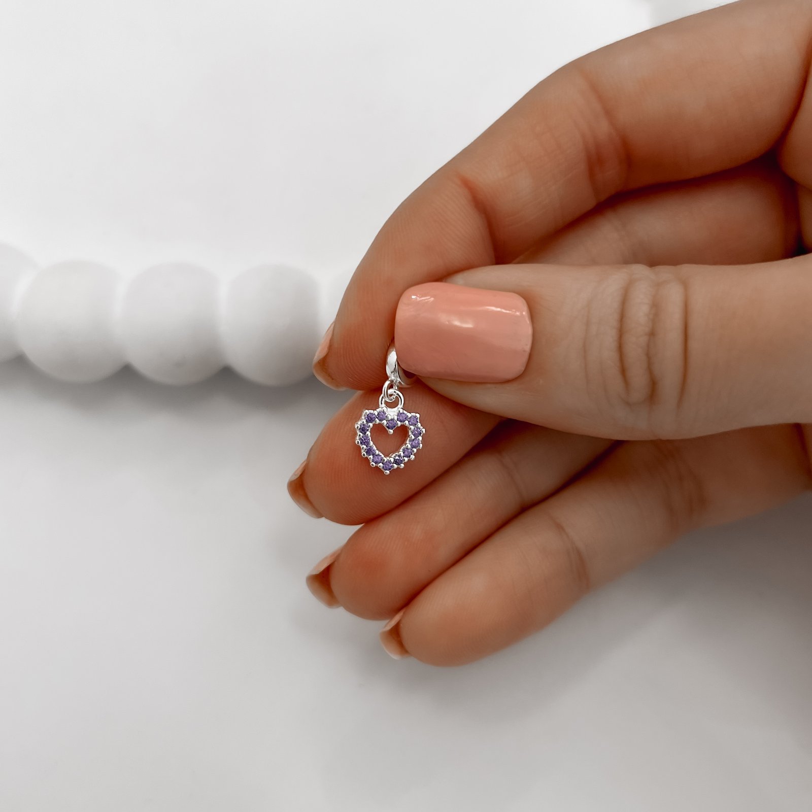 Berloque pingente coração vazado cravejado lilás 8mm
