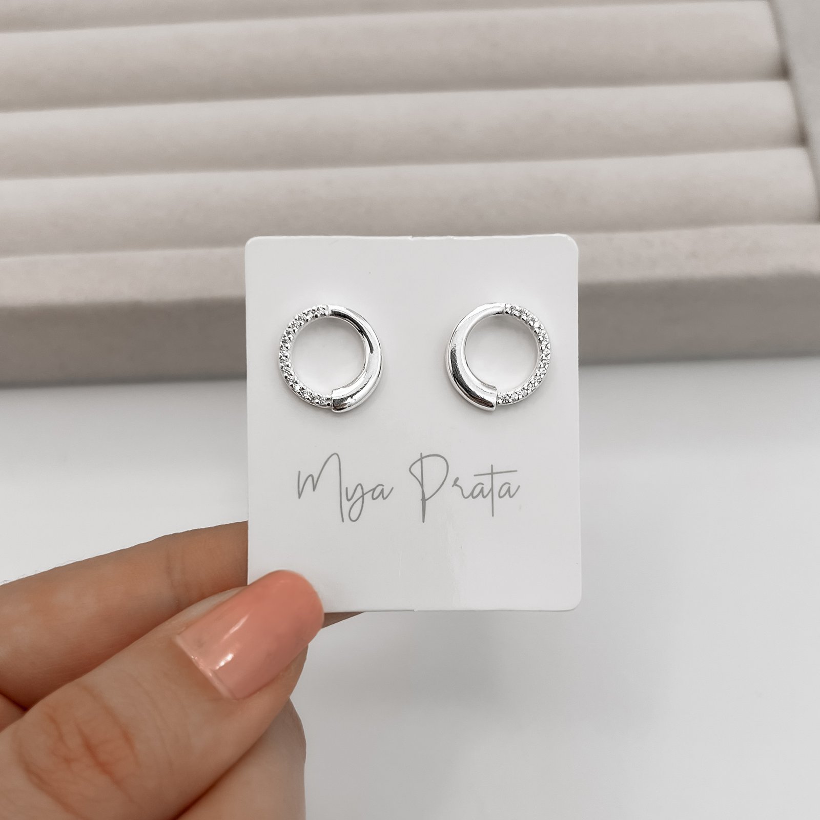 Brinco círculo vazado detalhe cravejado 14mm