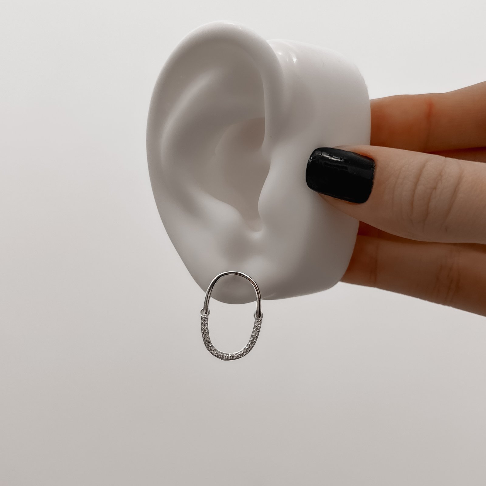 Brinco oval vazado com pingente cravejado 22mm
