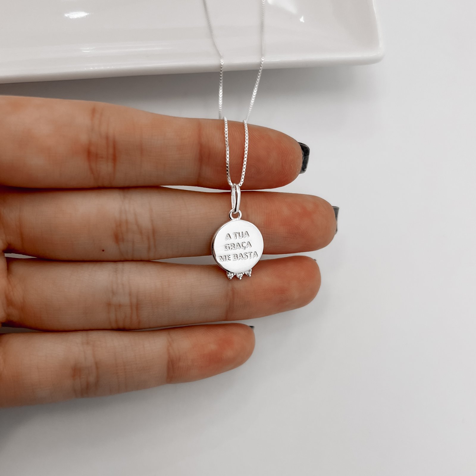 Colar pingente medalha a tua graça me basta 14mm com zircônias 45cm