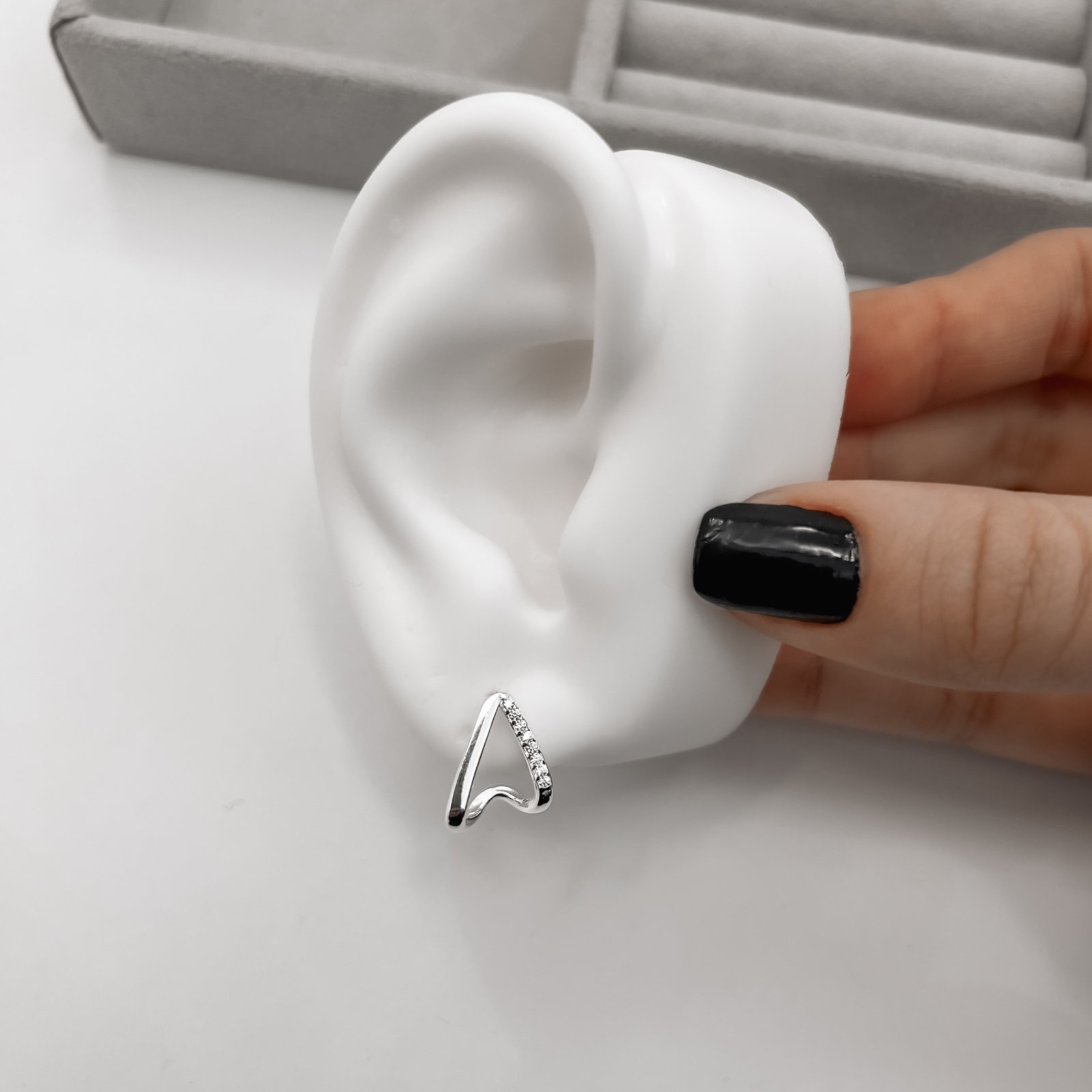 Brinco gota vazada fio liso e cravejado 14mm