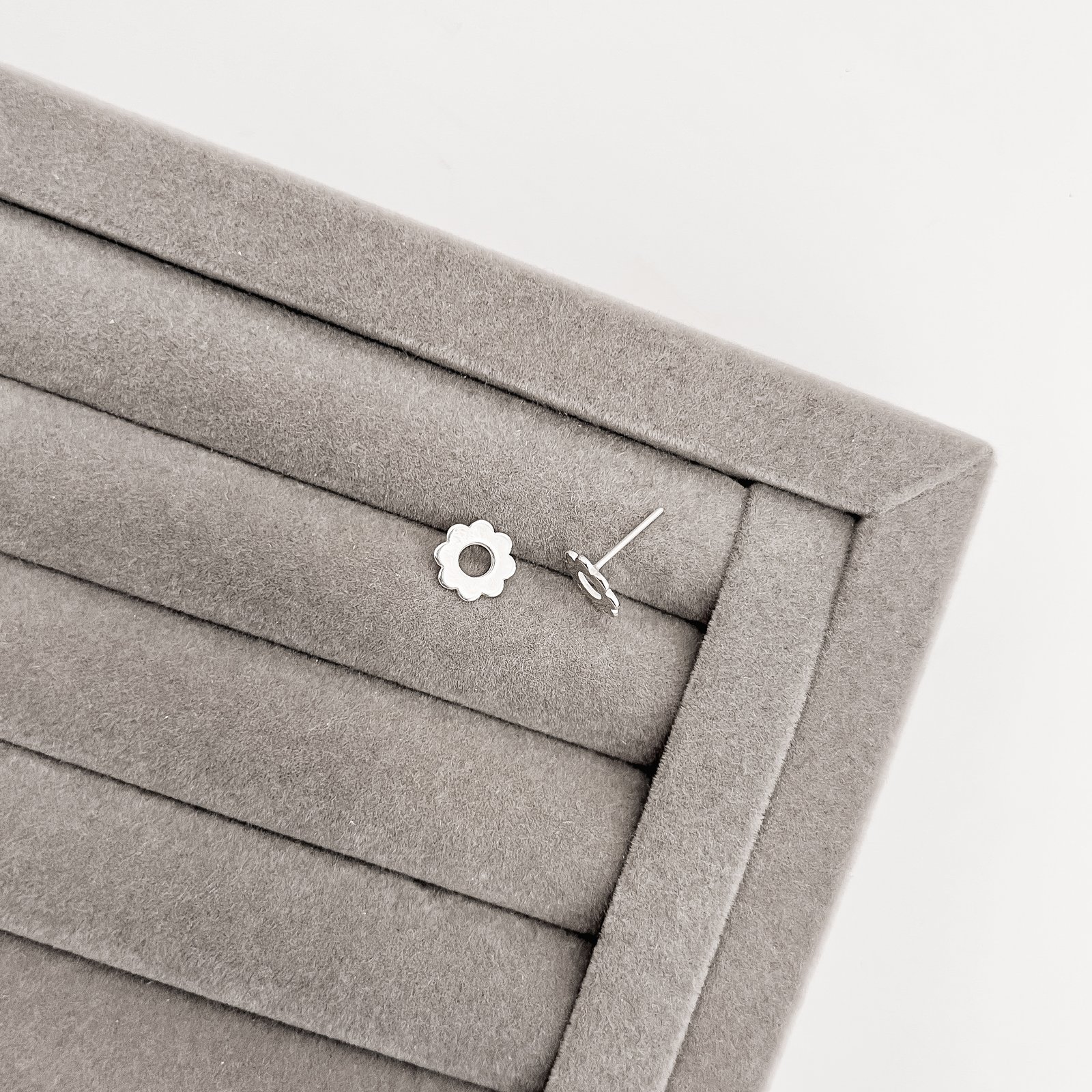 Brinco flor detalhe vazado 8mm
