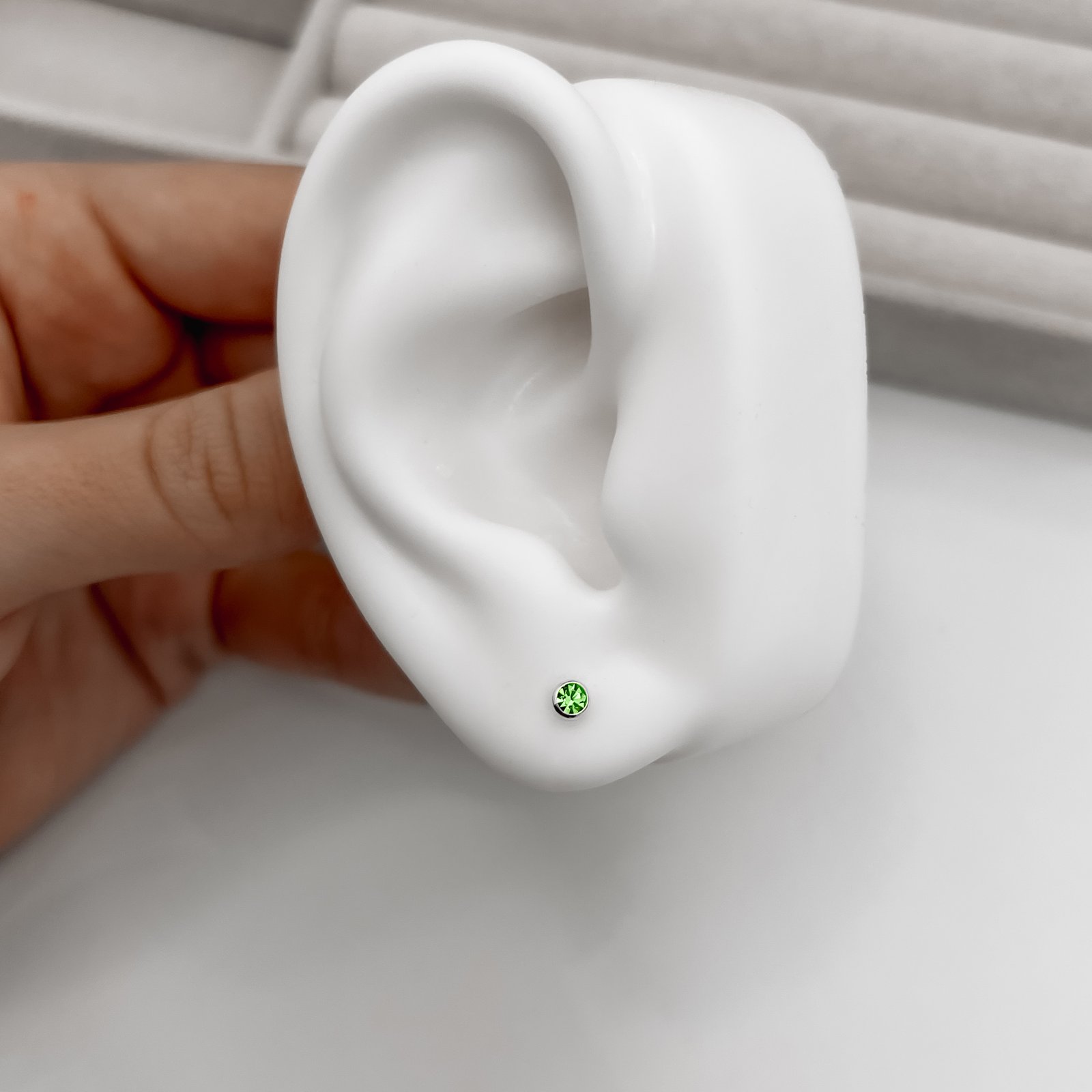 Brinco zircônia redonda embutida verde 3mm