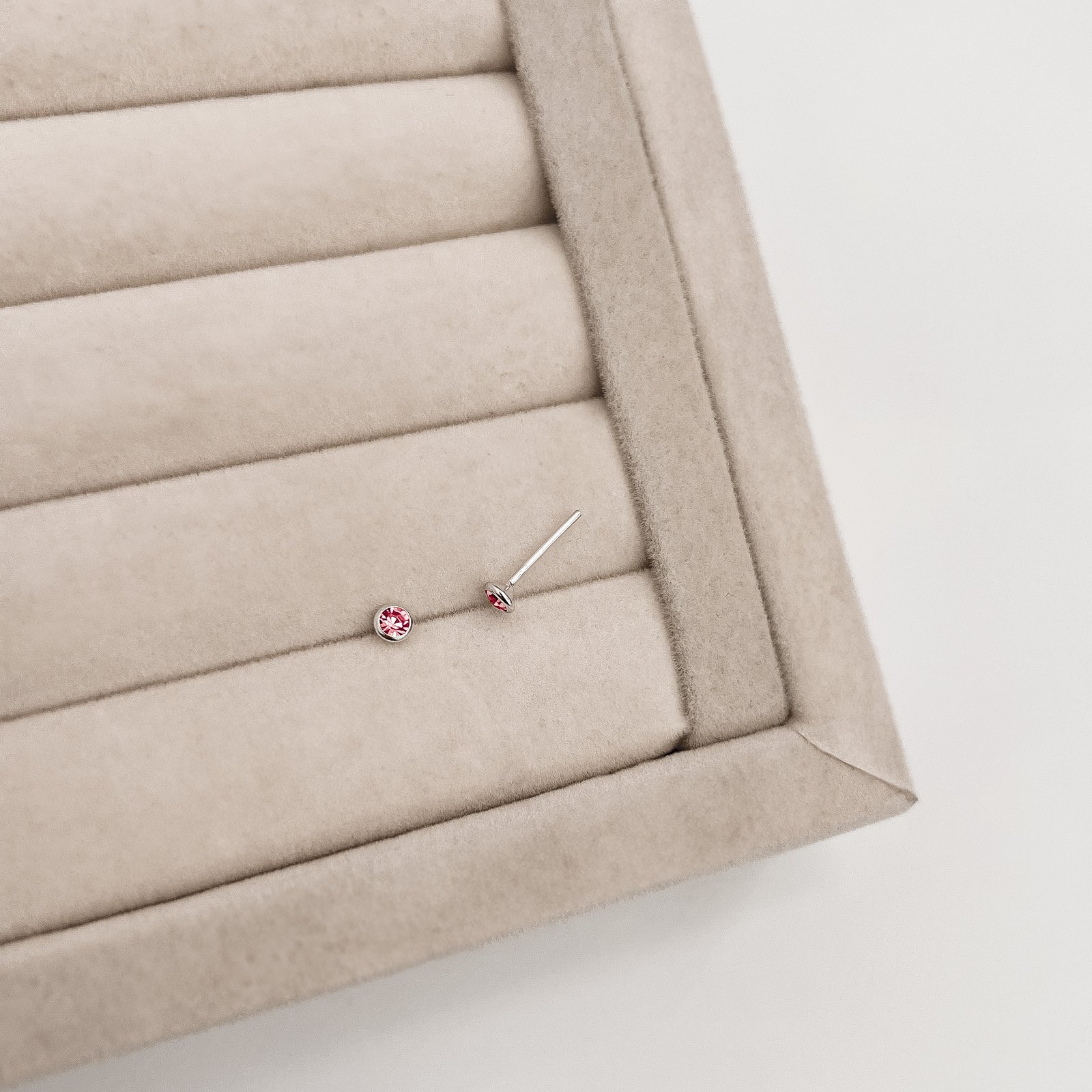 Brinco zircônia redonda embutida rosa 3mm