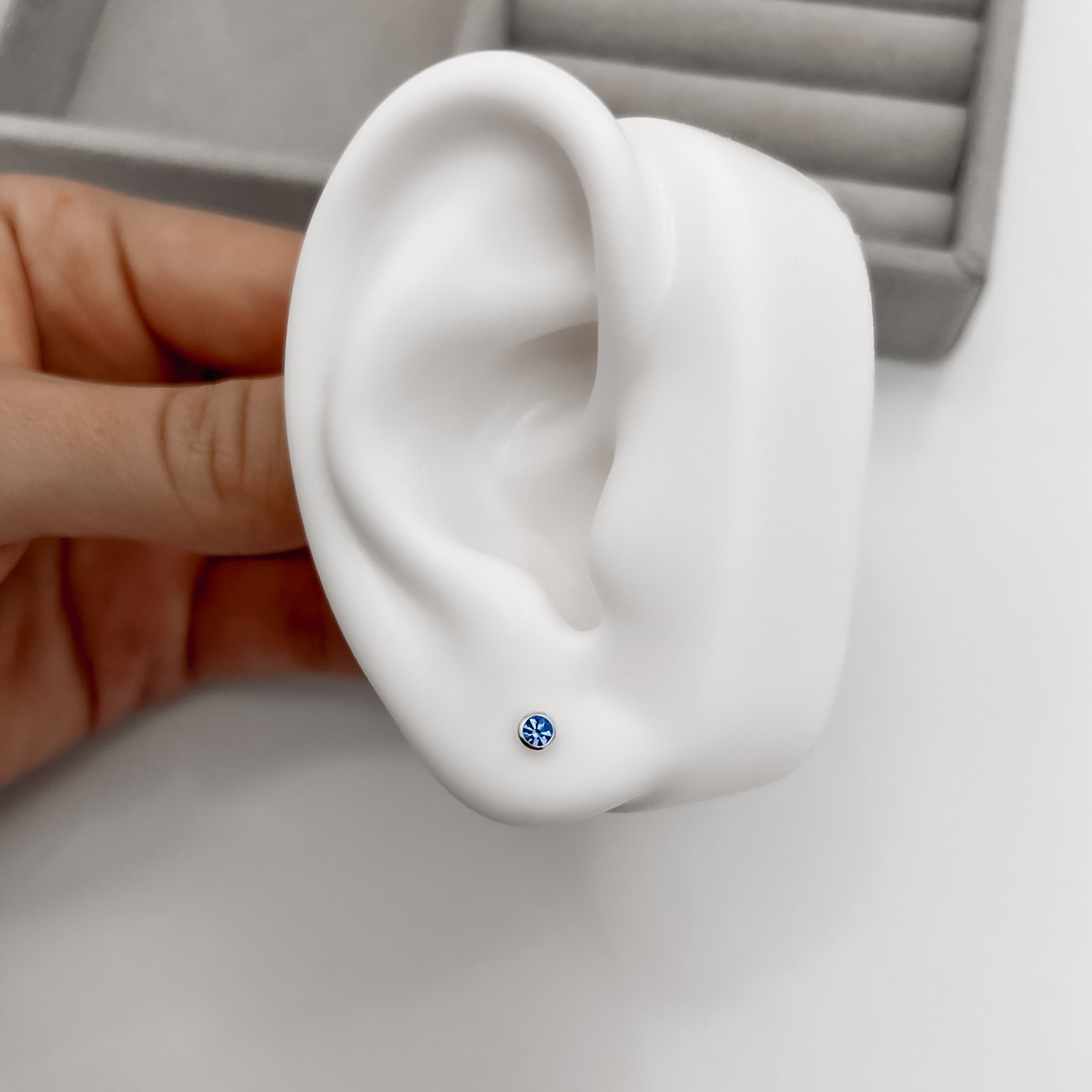 Brinco zircônia redonda embutida azul 3mm