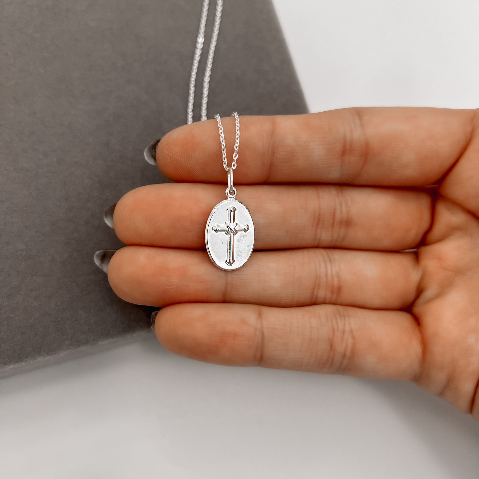 Colar pingente medalha dupla face Sagrado Coração de Jesus e cruz 16mm corrente cadeadinho 45cm