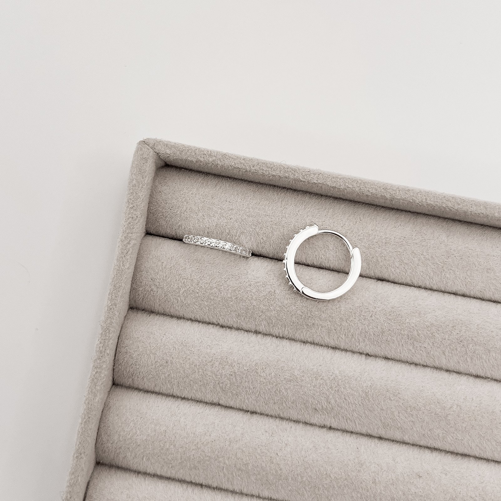 Argola click cravejada 15mm cristal