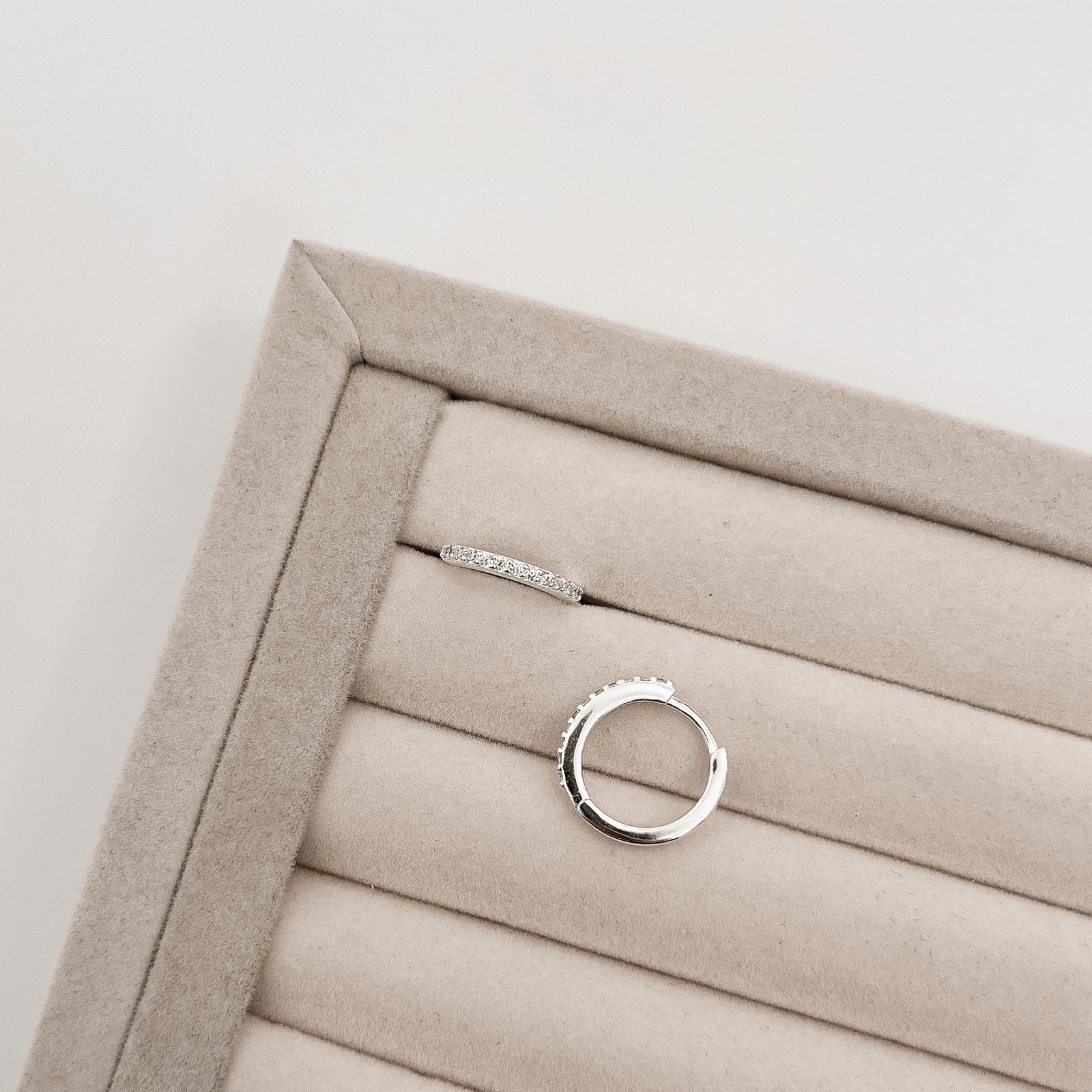 Argola click cravejada 16mm 