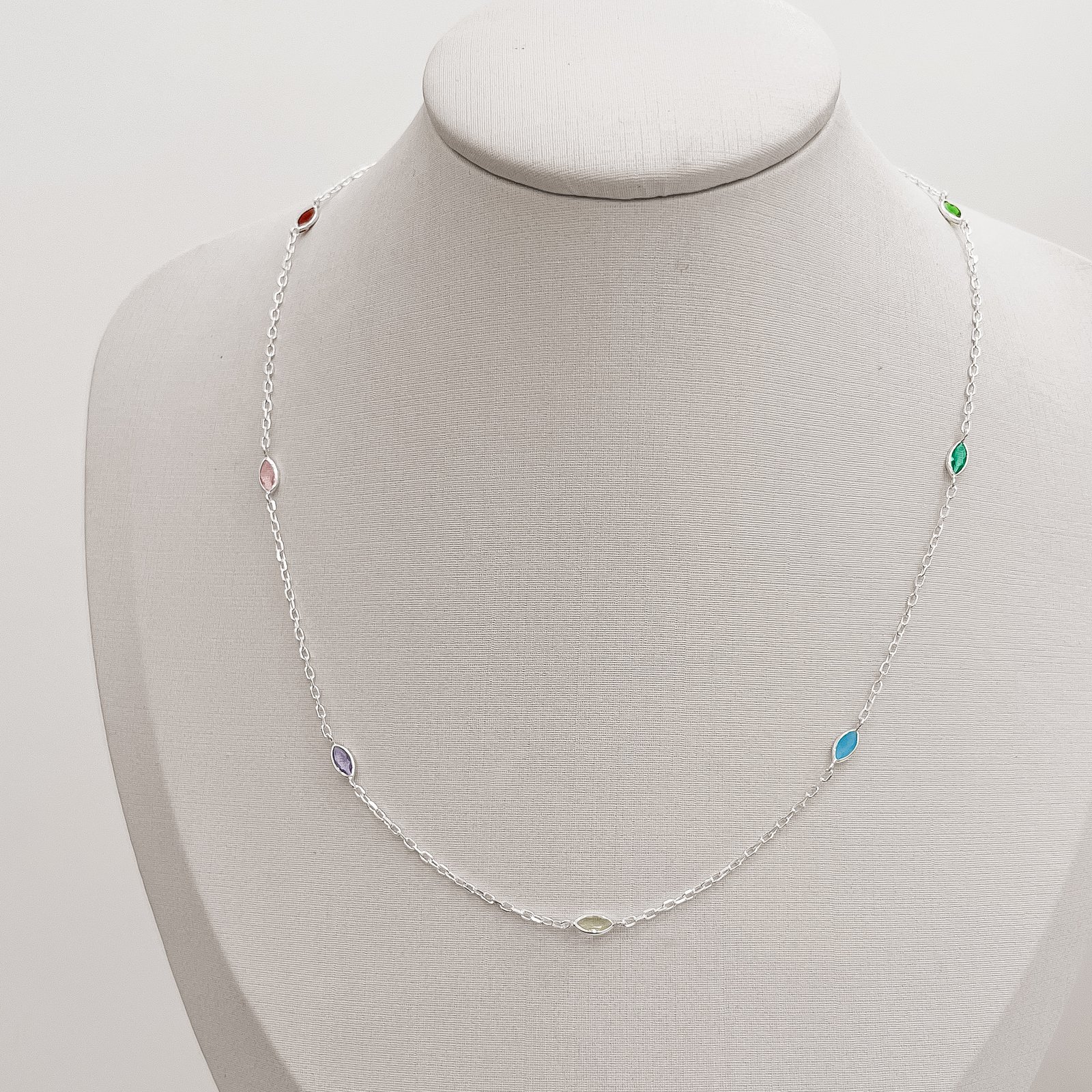 Colar entremeios zircônias navetes coloridas 6mm corrente cartier 45cm