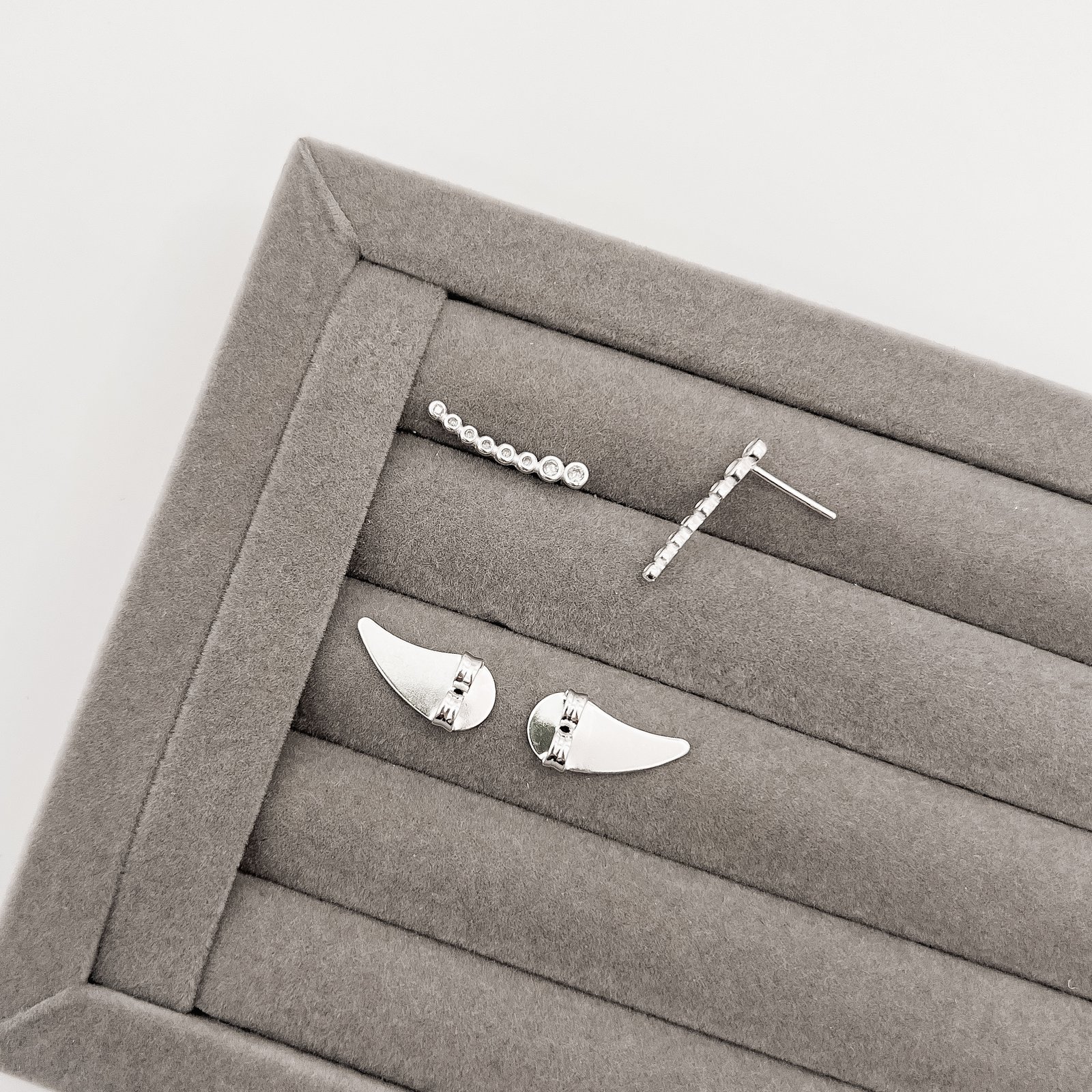 Brinco ear cuff bolinhas cravejadas tarraxa