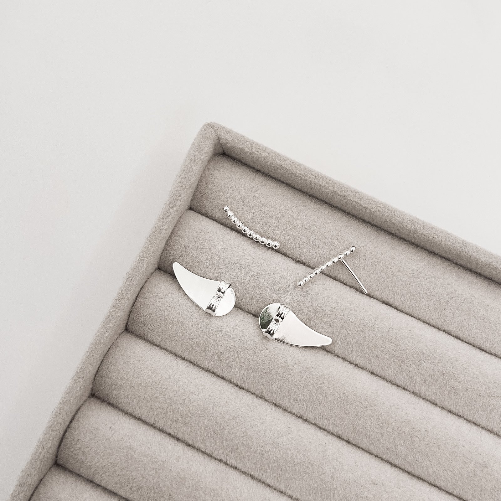 Brinco ear cuff bolinhas tarraxa