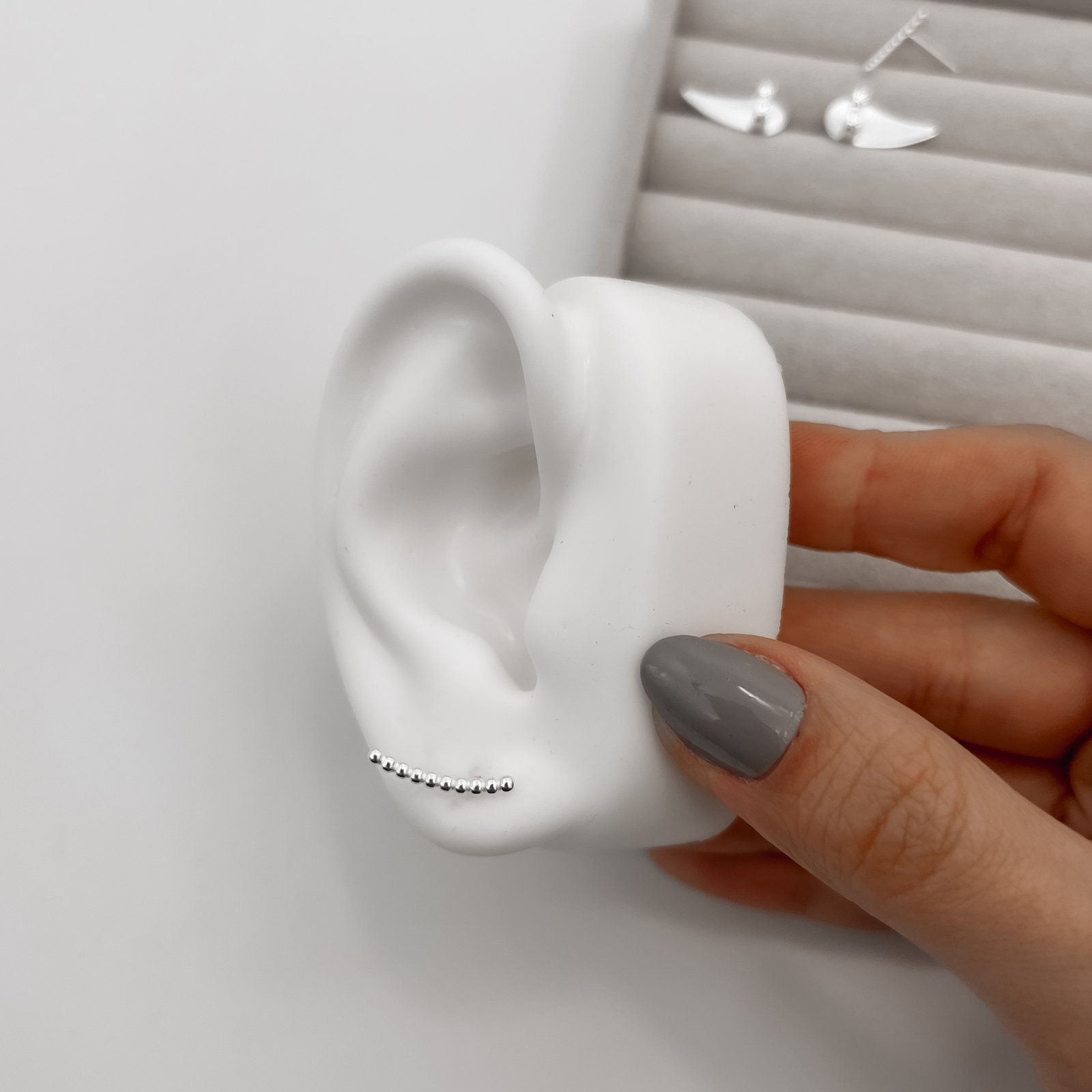 Brinco ear cuff bolinhas tarraxa