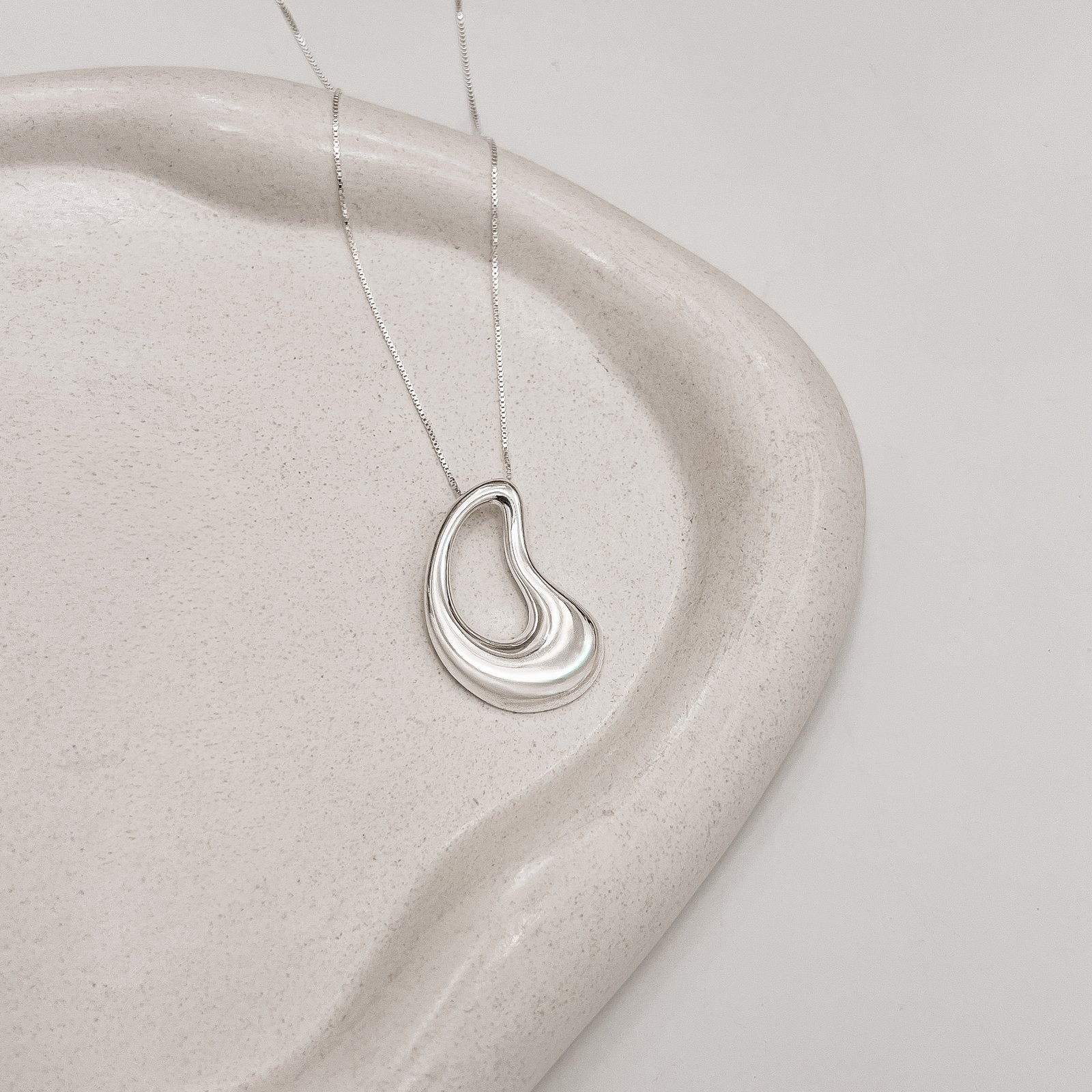 Colar oval ondulado vazado 32mm 45cm