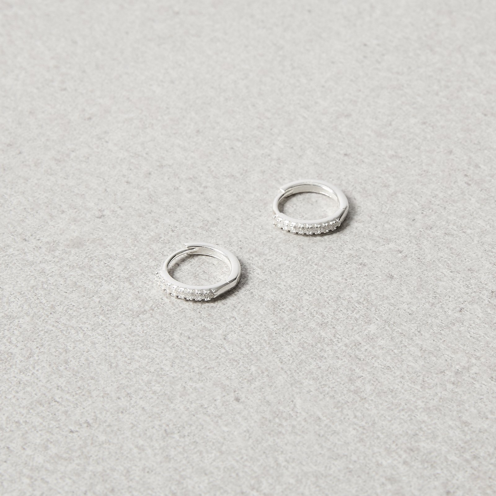 Argola click cravejada 13mm fio meia cana