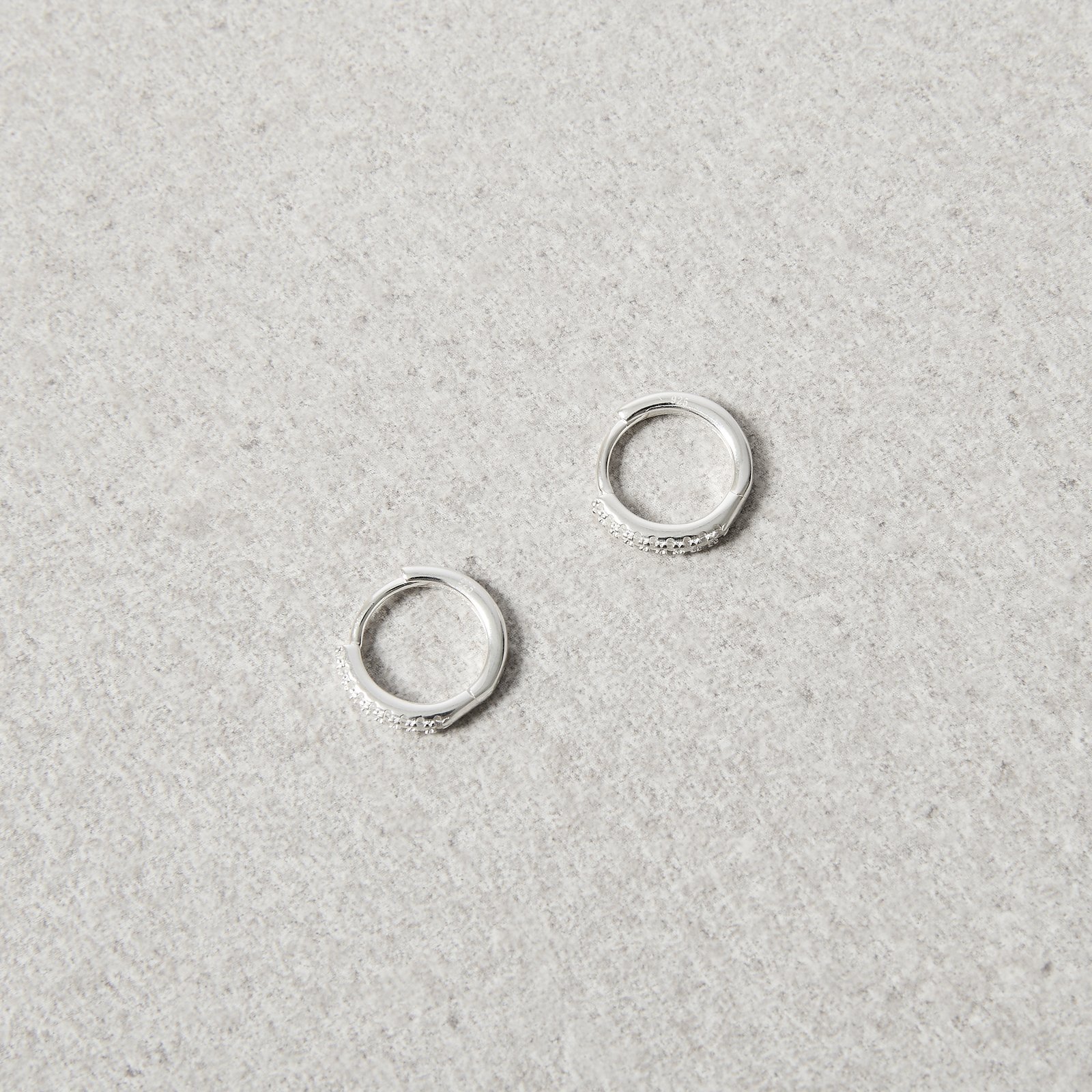 Argola click cravejada 13mm fio meia cana