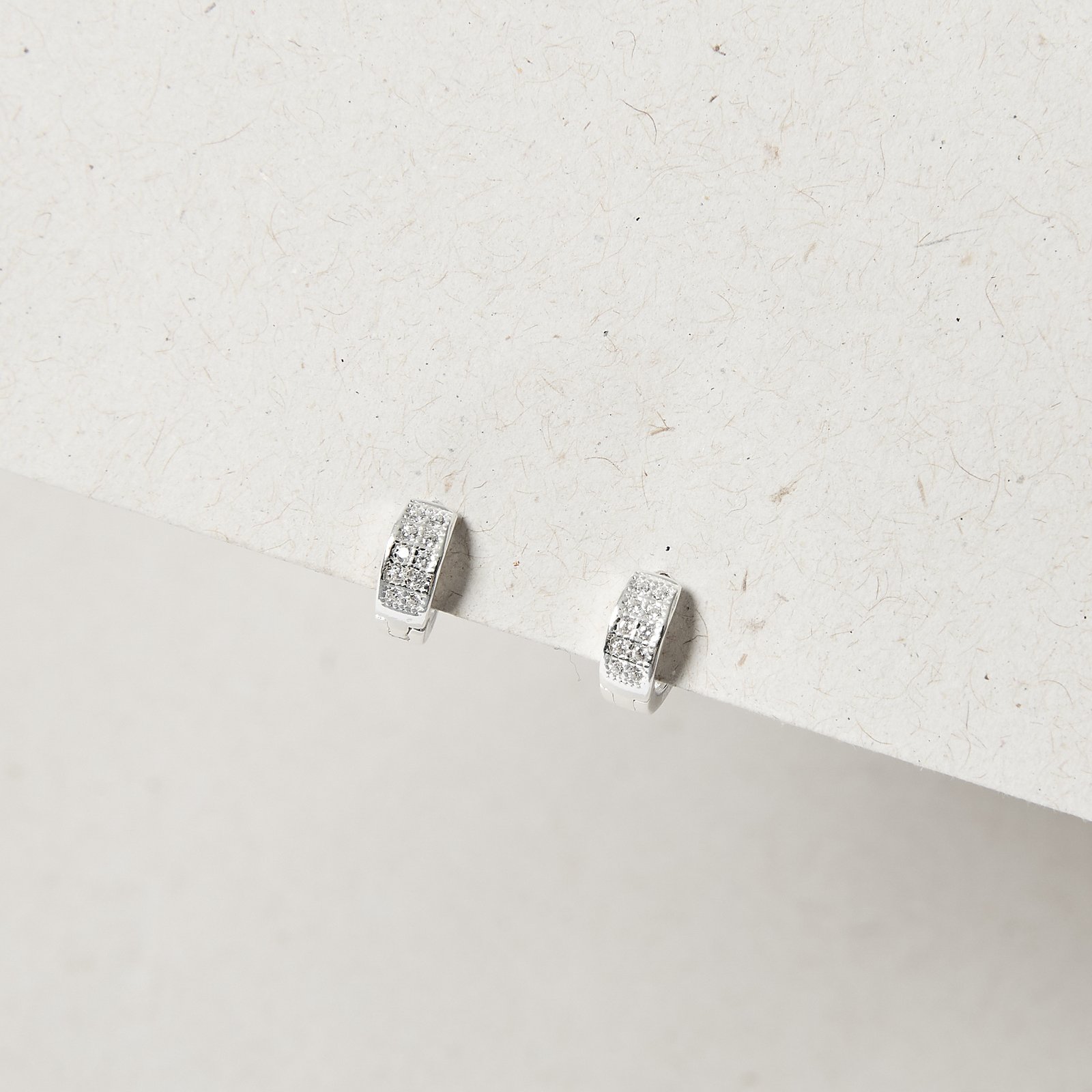 Argola click cravejado duplo 9mm detalhe vazado