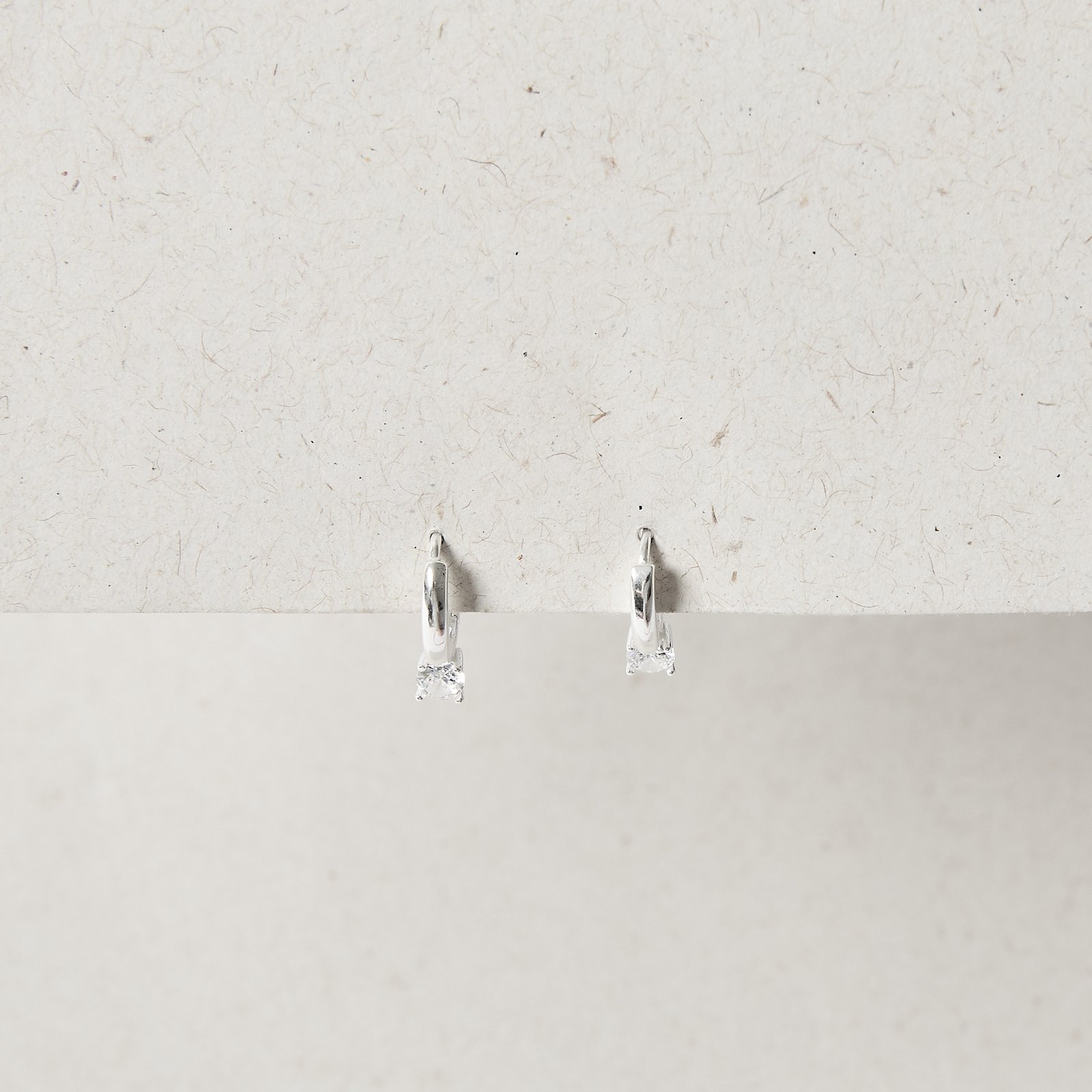 Argola click detalhe zircônia 12mm 