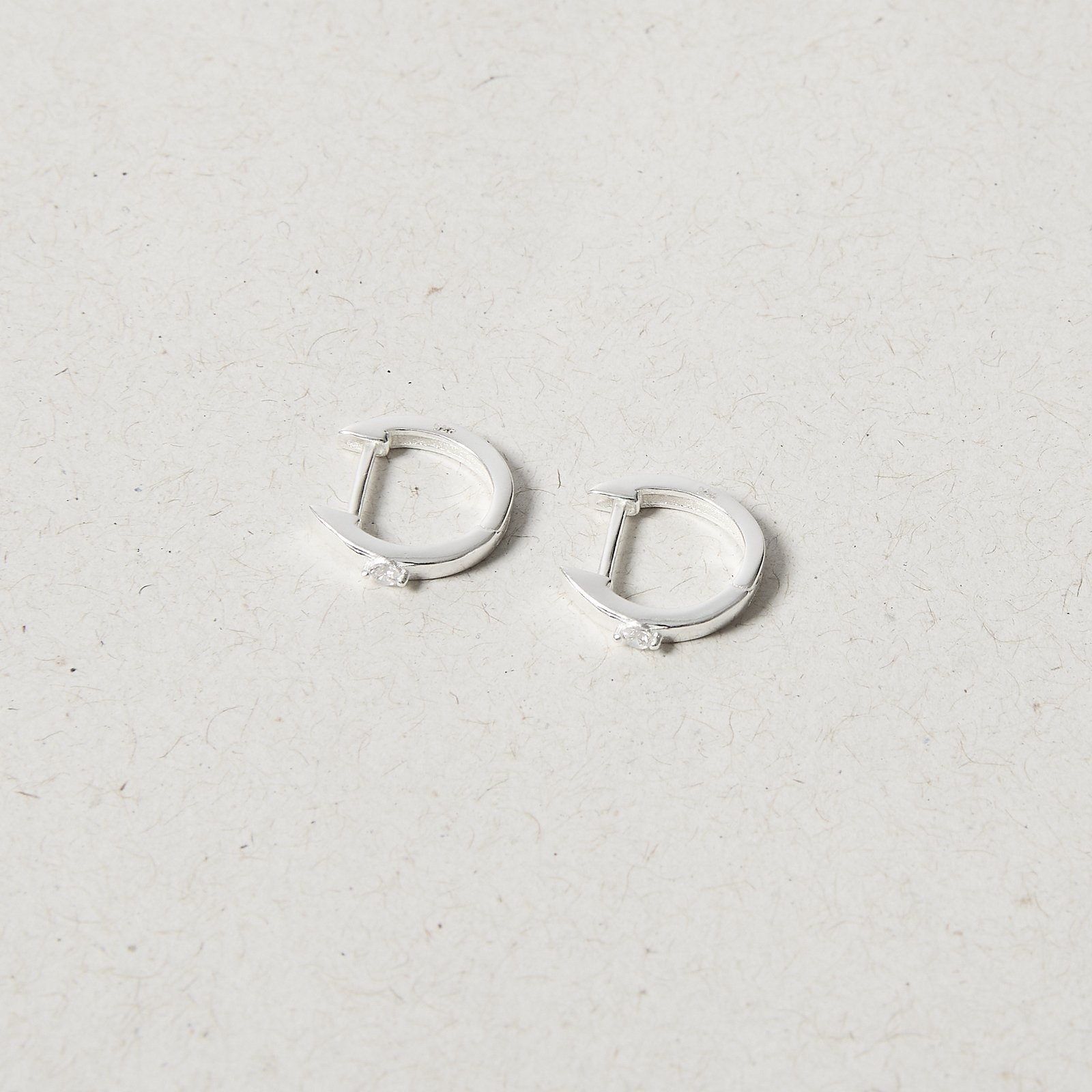 Argola click detalhe zircônia 10mm 