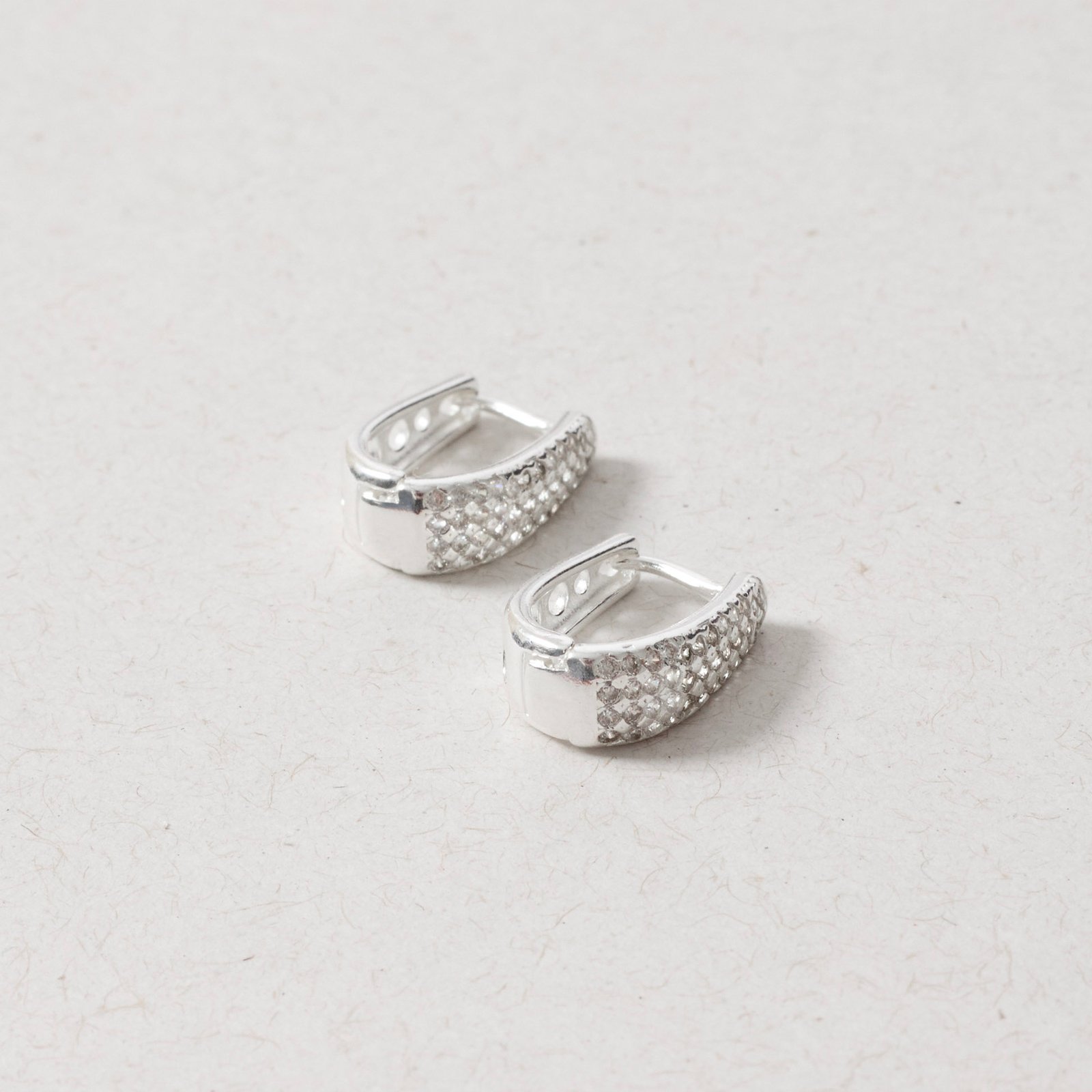 Argola click oval cravejada 14mm detalhe vazado