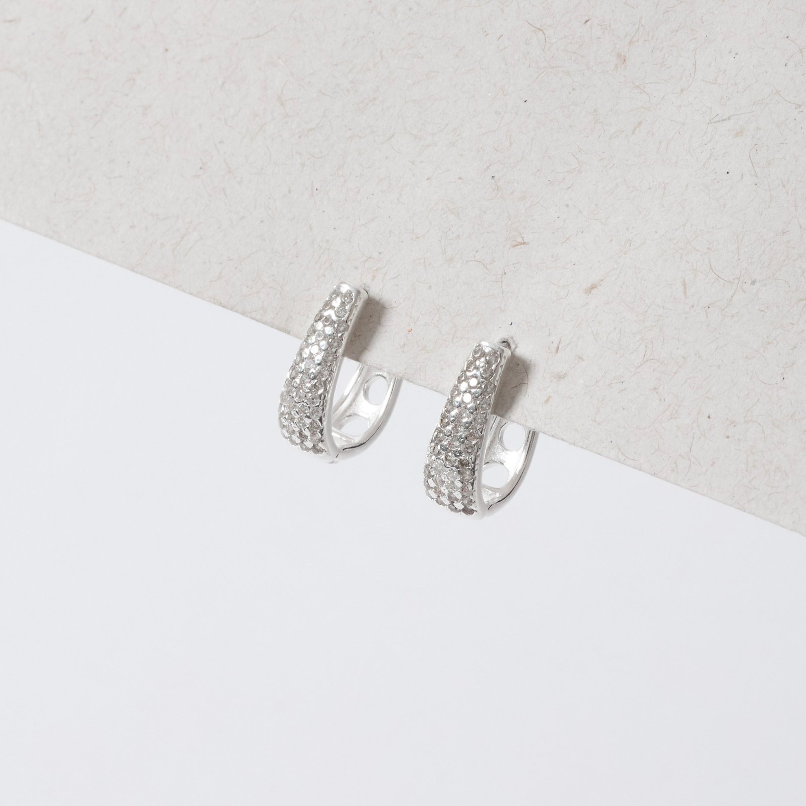 Argola click oval cravejada 14mm detalhe vazado