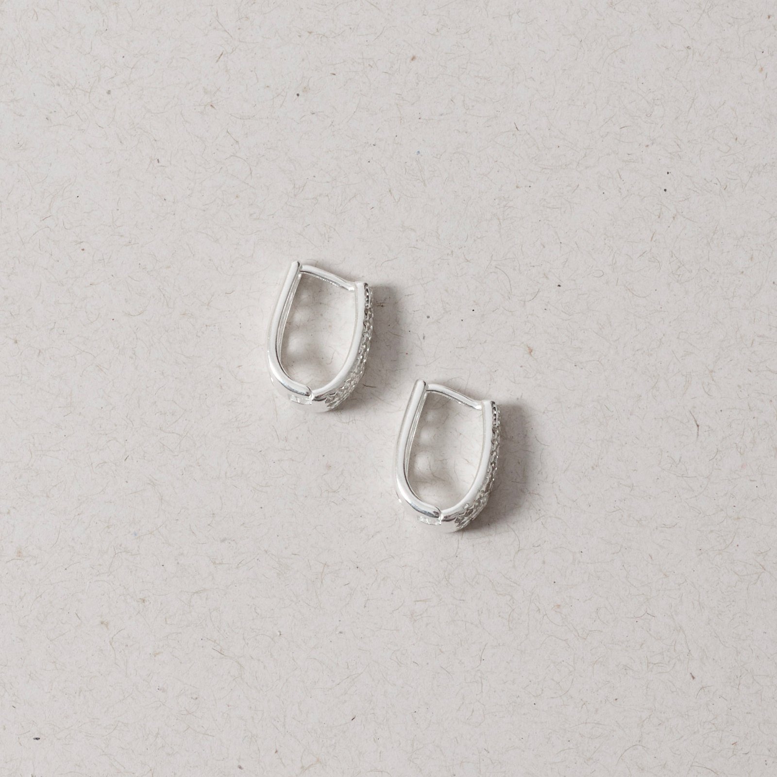 Argola click oval cravejada 14mm detalhe vazado