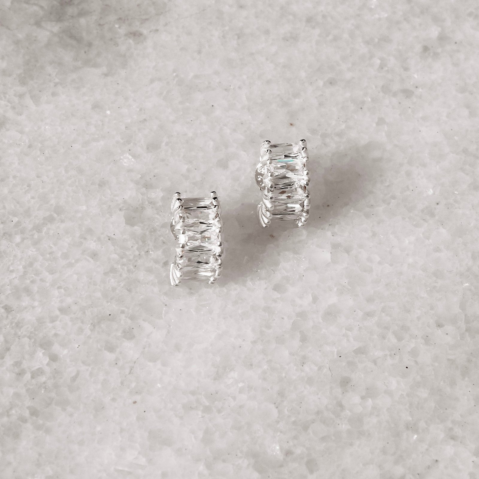 Brinco meia argola cravejada 12mm tarraxa