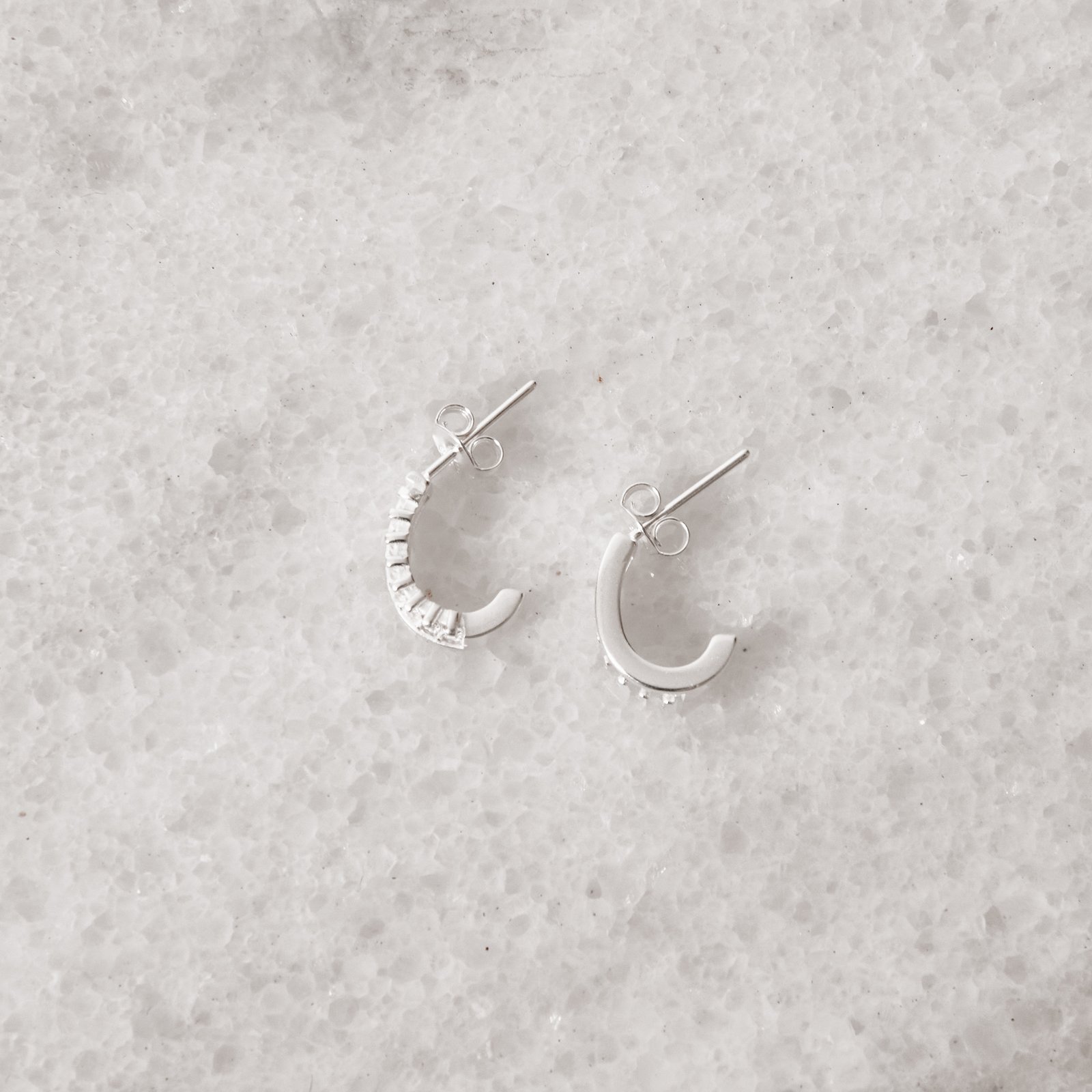 Brinco meia argola com zircônias retangulares 13mm tarraxa