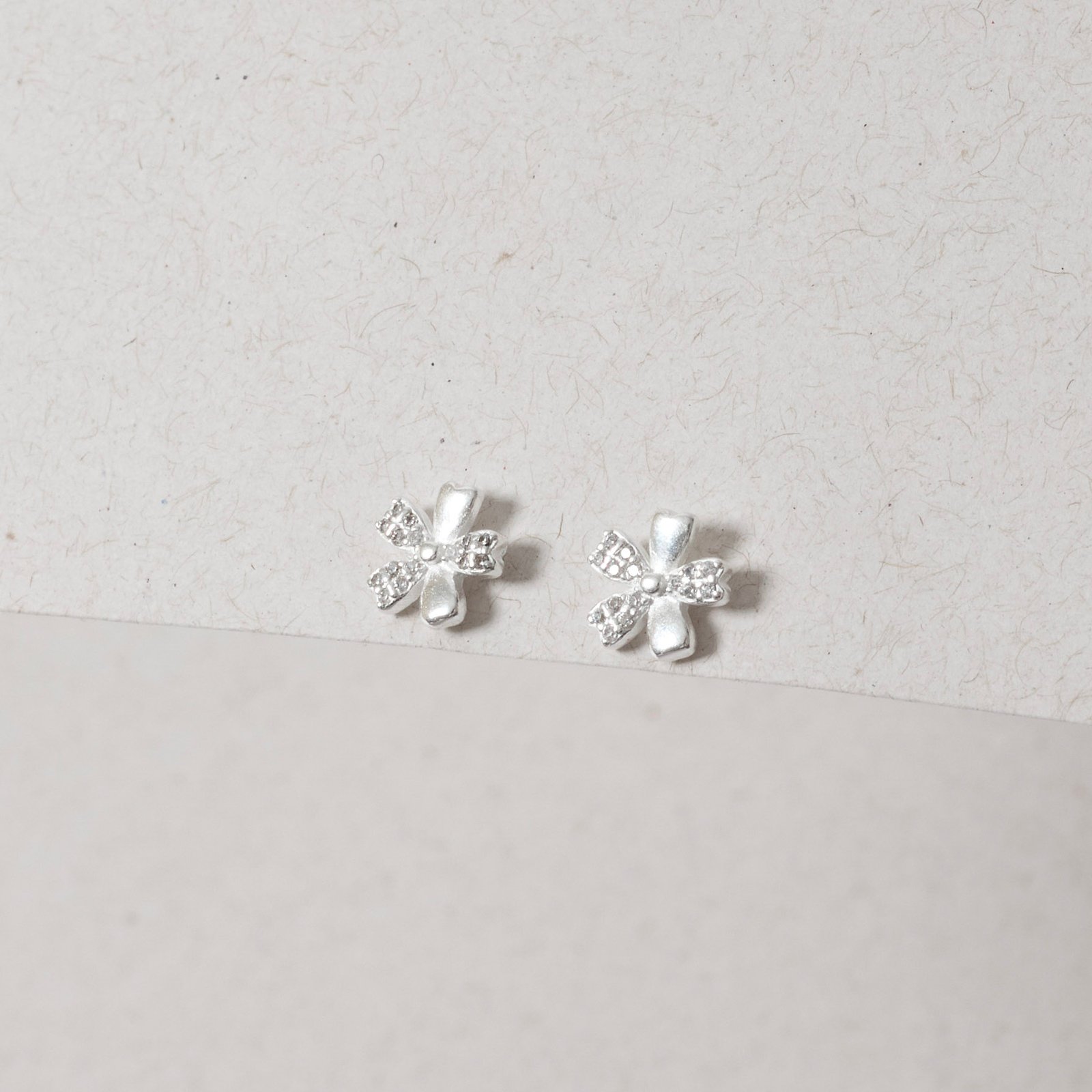 Brinco flor com cravejado 9mm