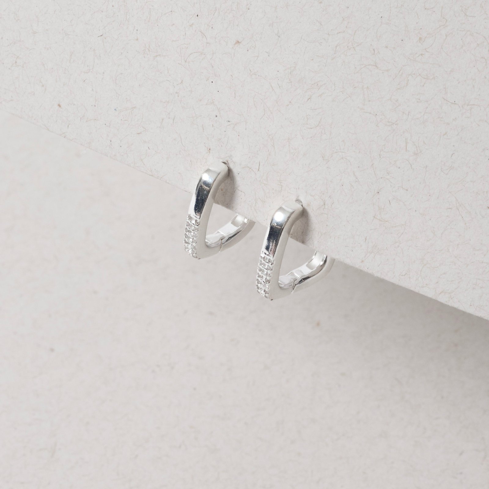 Argola click quadrada detalhe cravejado 17mm 