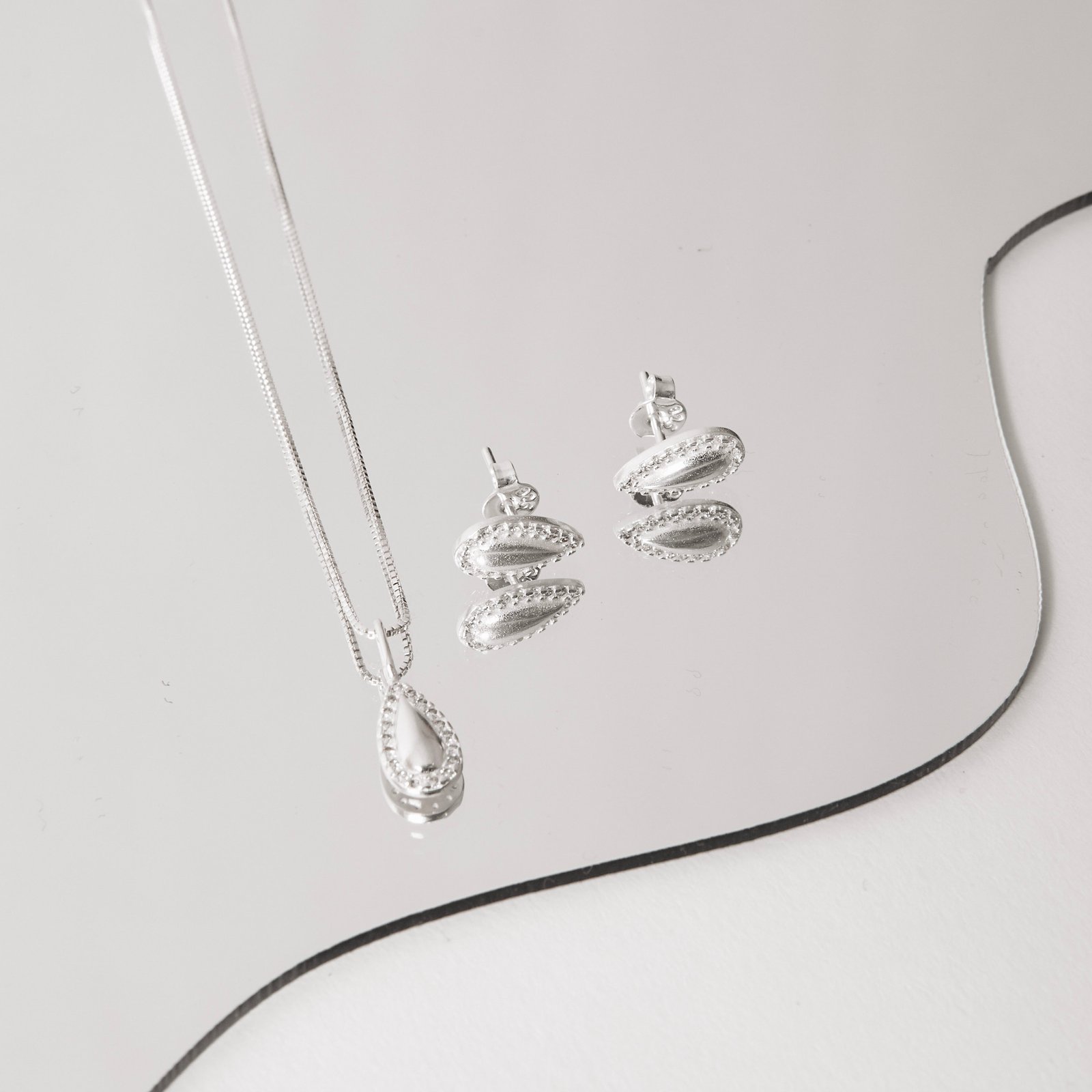 Conjunto brinco e colar gota com borda cravejada 11mm 45cm