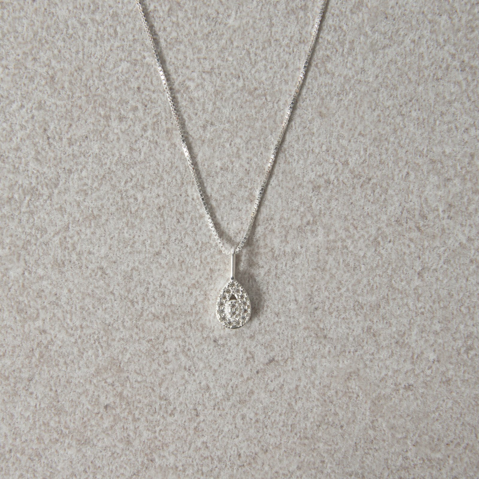 Colar pingente gota vazada com cravejado 8mm 40cm