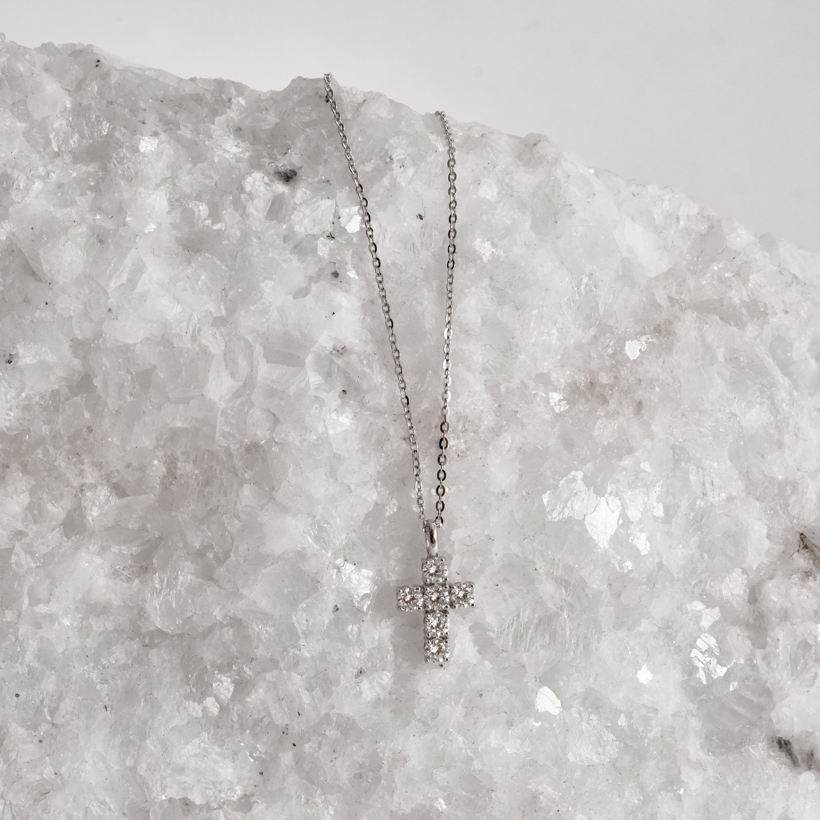 Colar pingente cruz moissanite 12mm corrente cadeadinho 45cm ródio