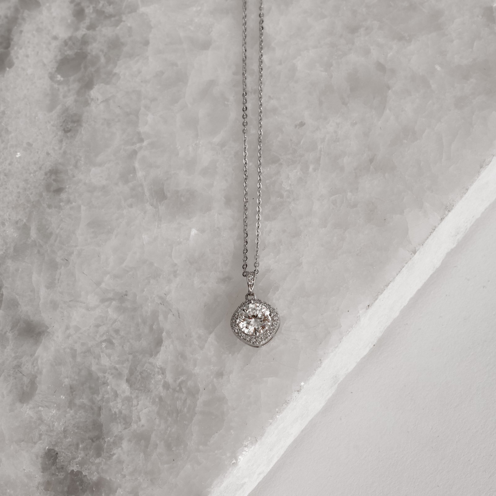 Colar pingente moissanite cristal 6.5mm com cravejado corrente cadeadinho 45cm ródio