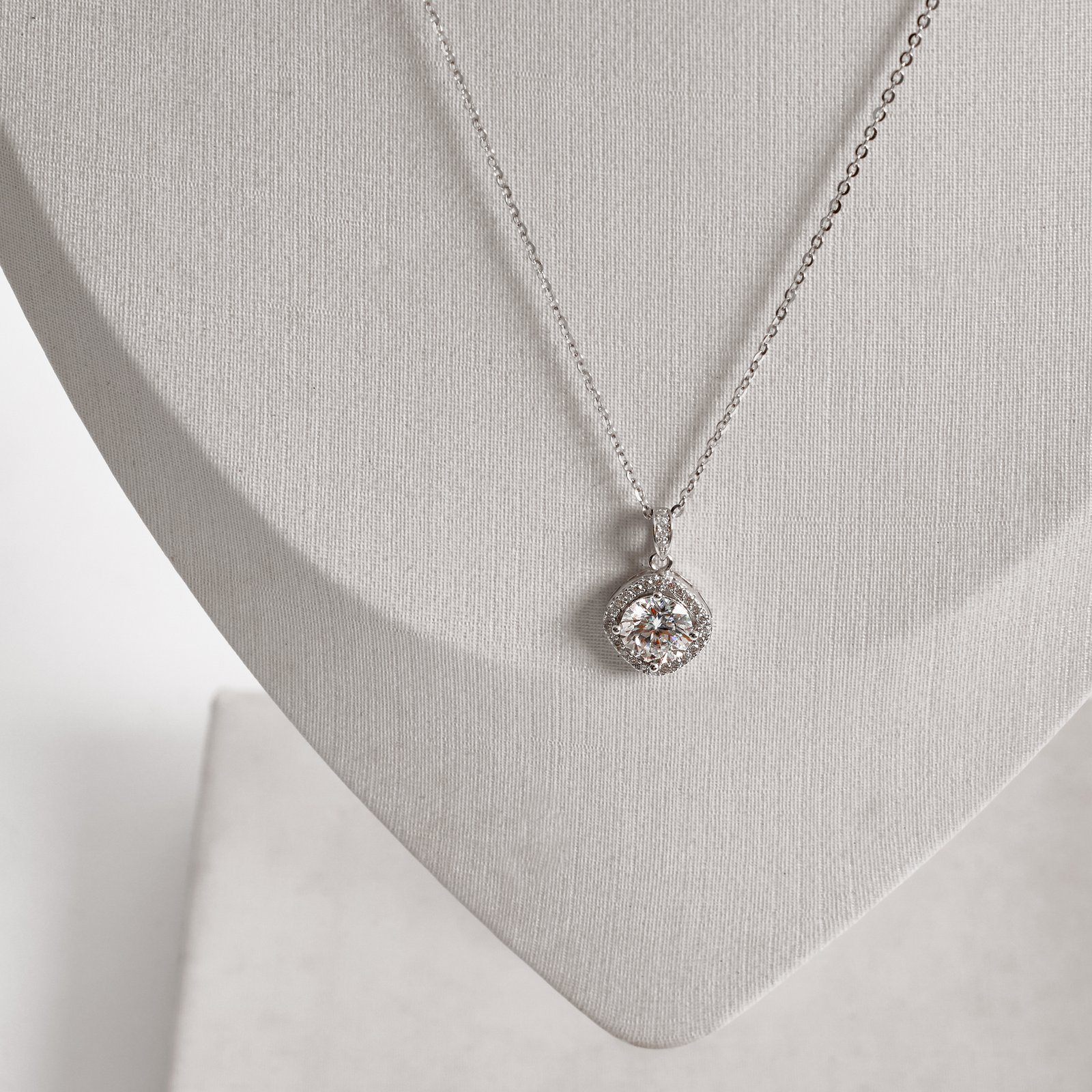 Colar pingente moissanite cristal 6.5mm com cravejado corrente cadeadinho 45cm ródio